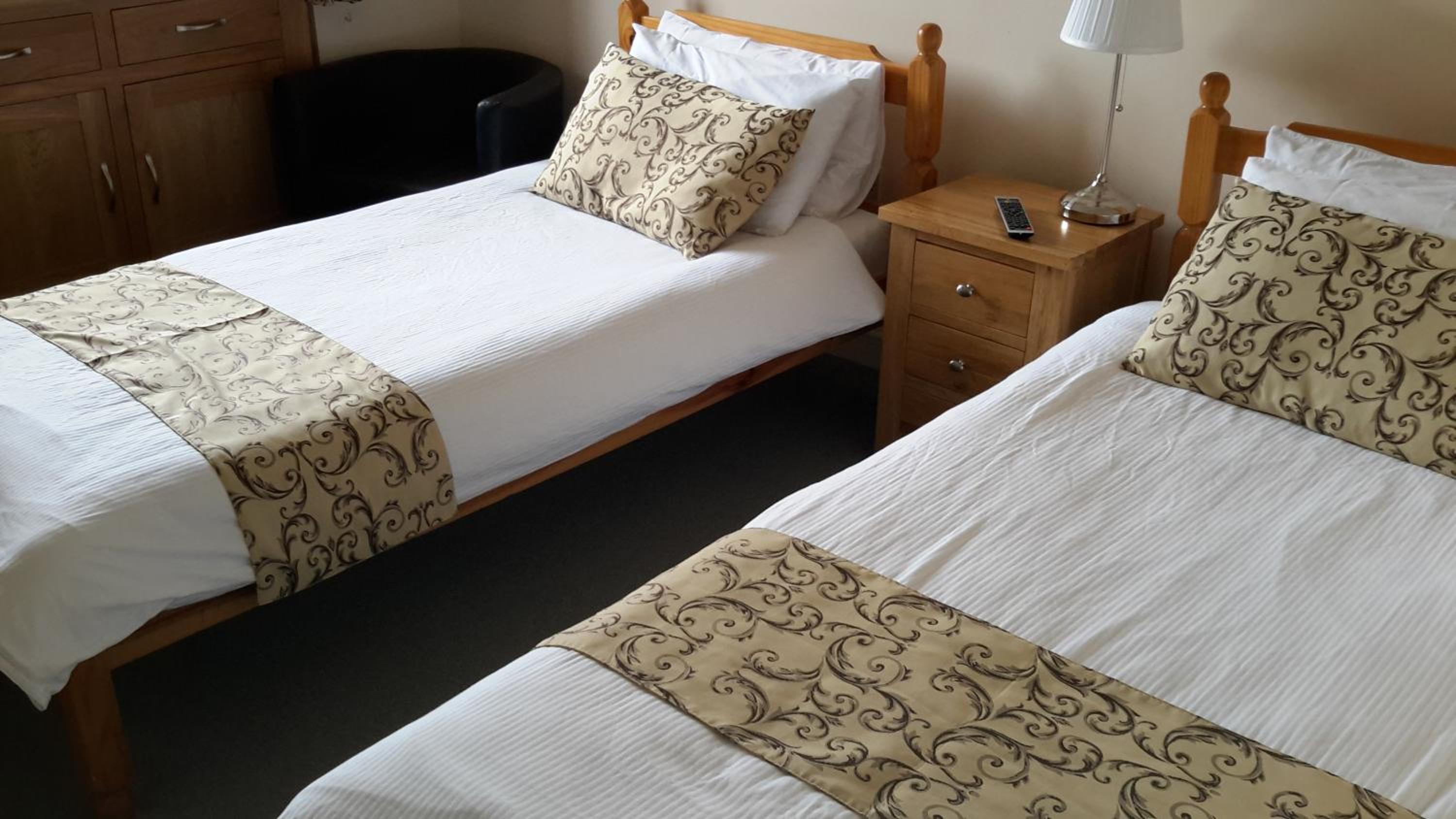 Economy Twin Room with Private Bathroom - Photo 8