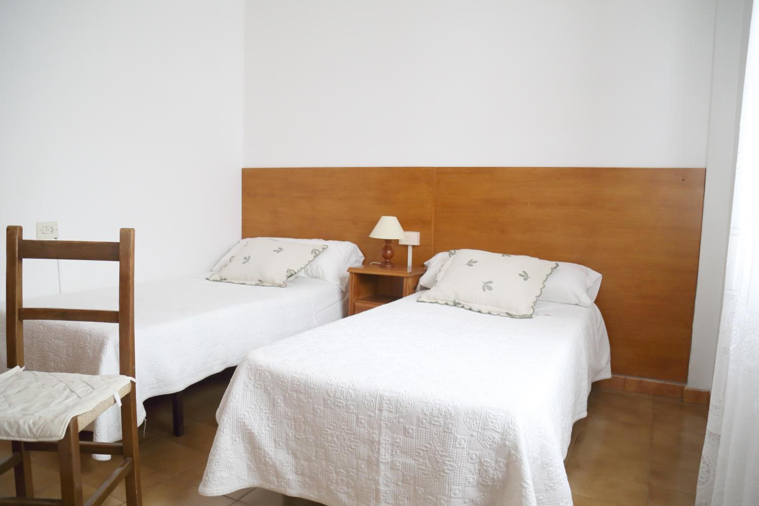 Twin Room with Private Bathroom photo 3