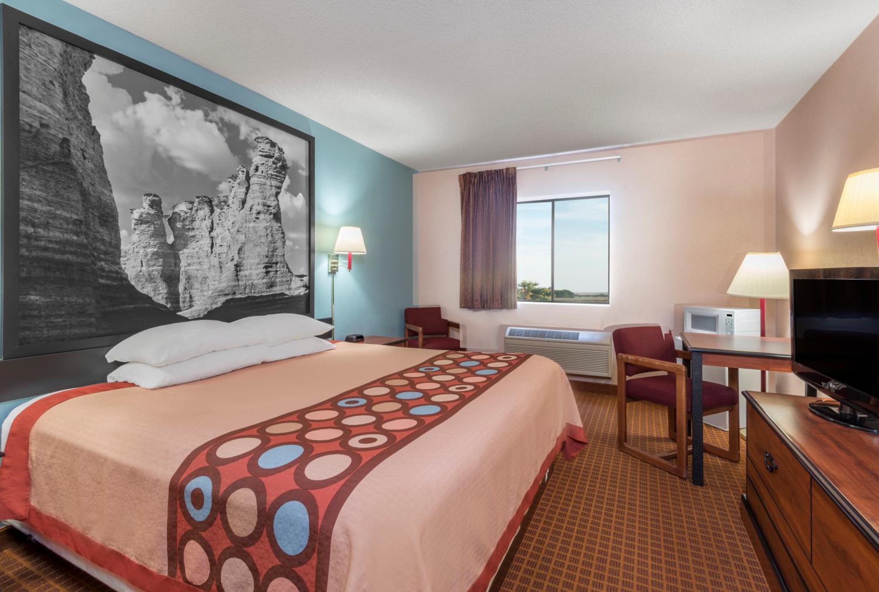 King Room - Non-Smoking - Photo 2