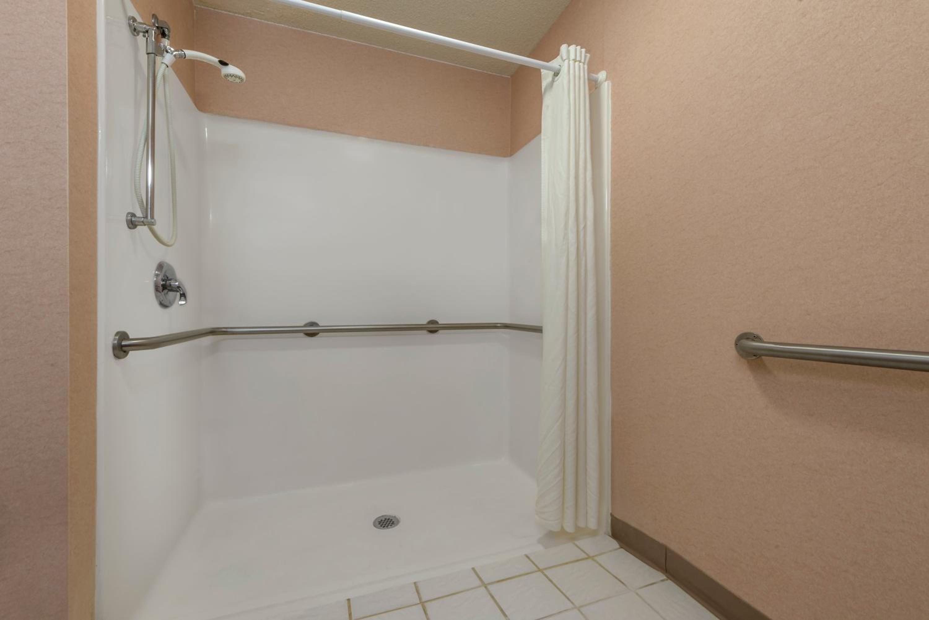 Queen Room - Mobility Access/Non-Smoking - Photo 4