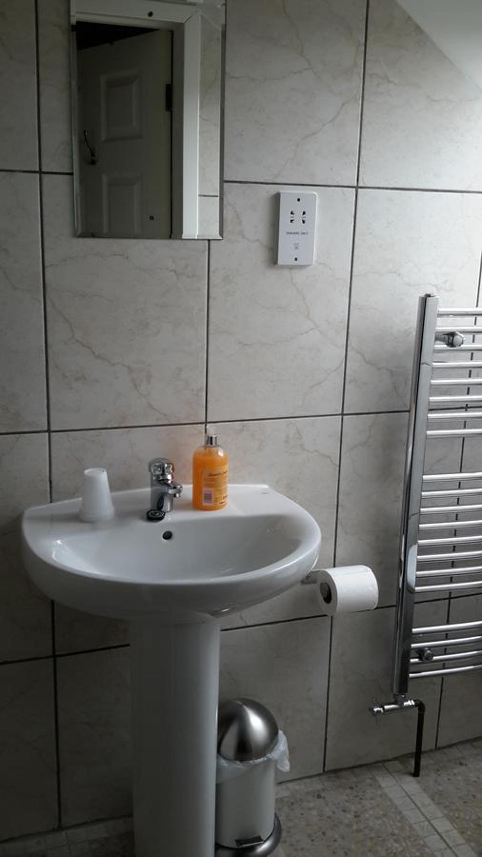 Economy Twin Room with Private Bathroom - Photo 10