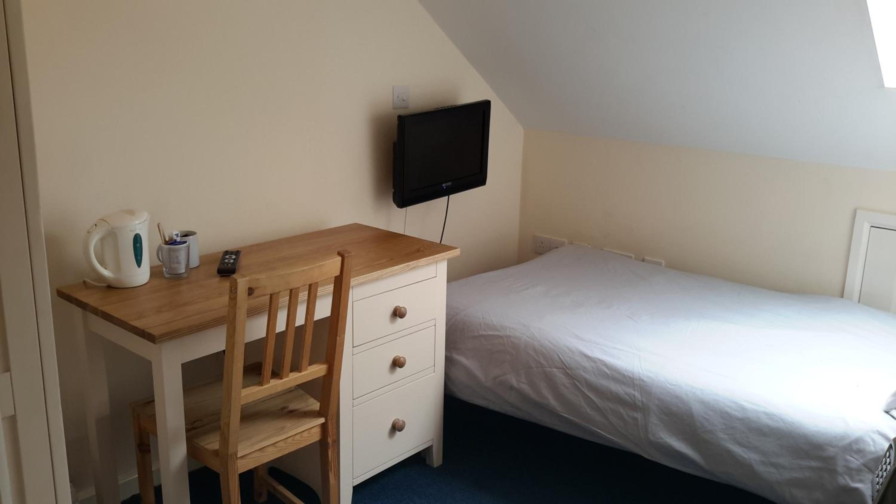 Economy Twin Room with Private Bathroom - Photo 7