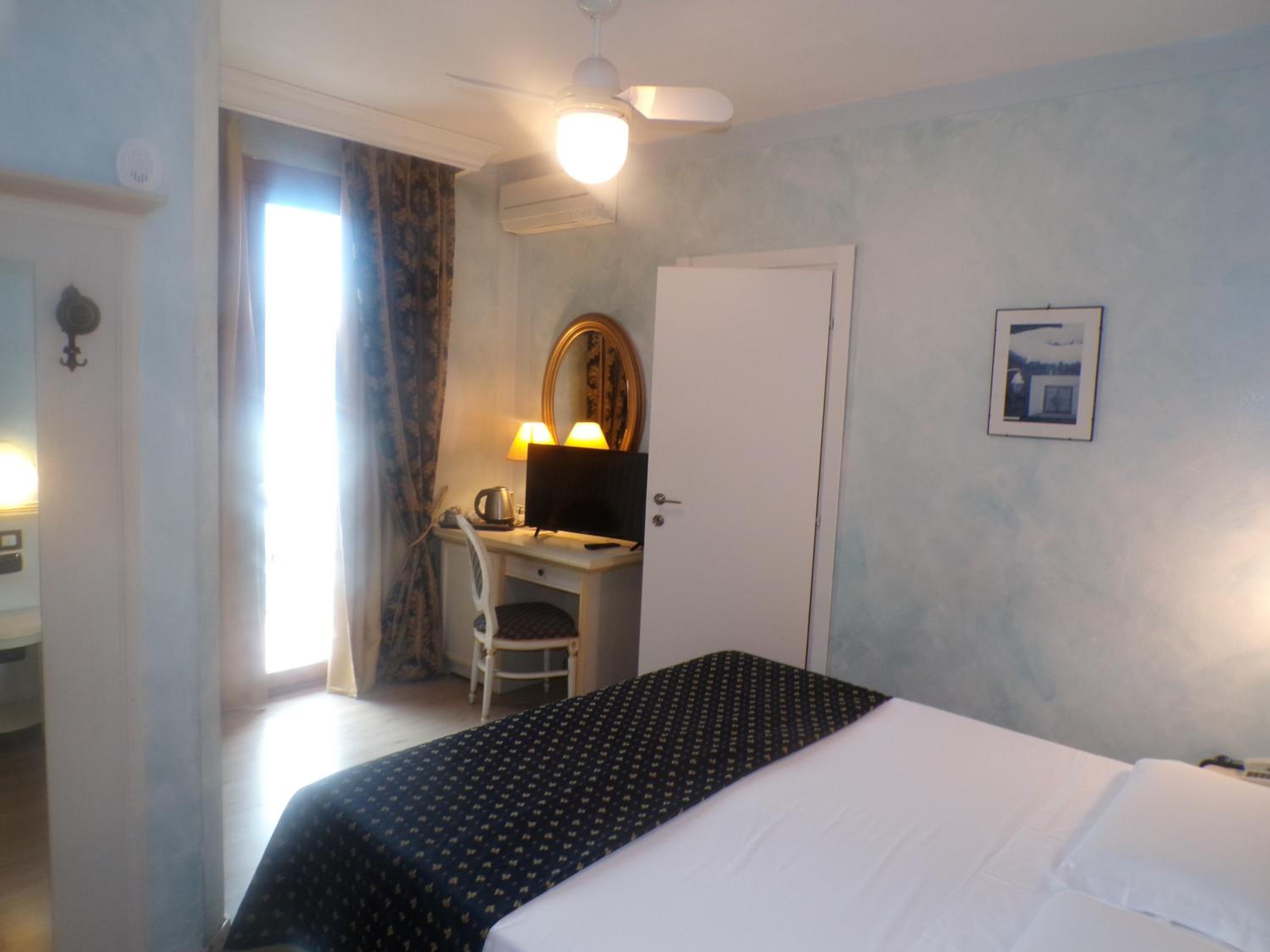 Double Room with Lake View and Balcony photo 3
