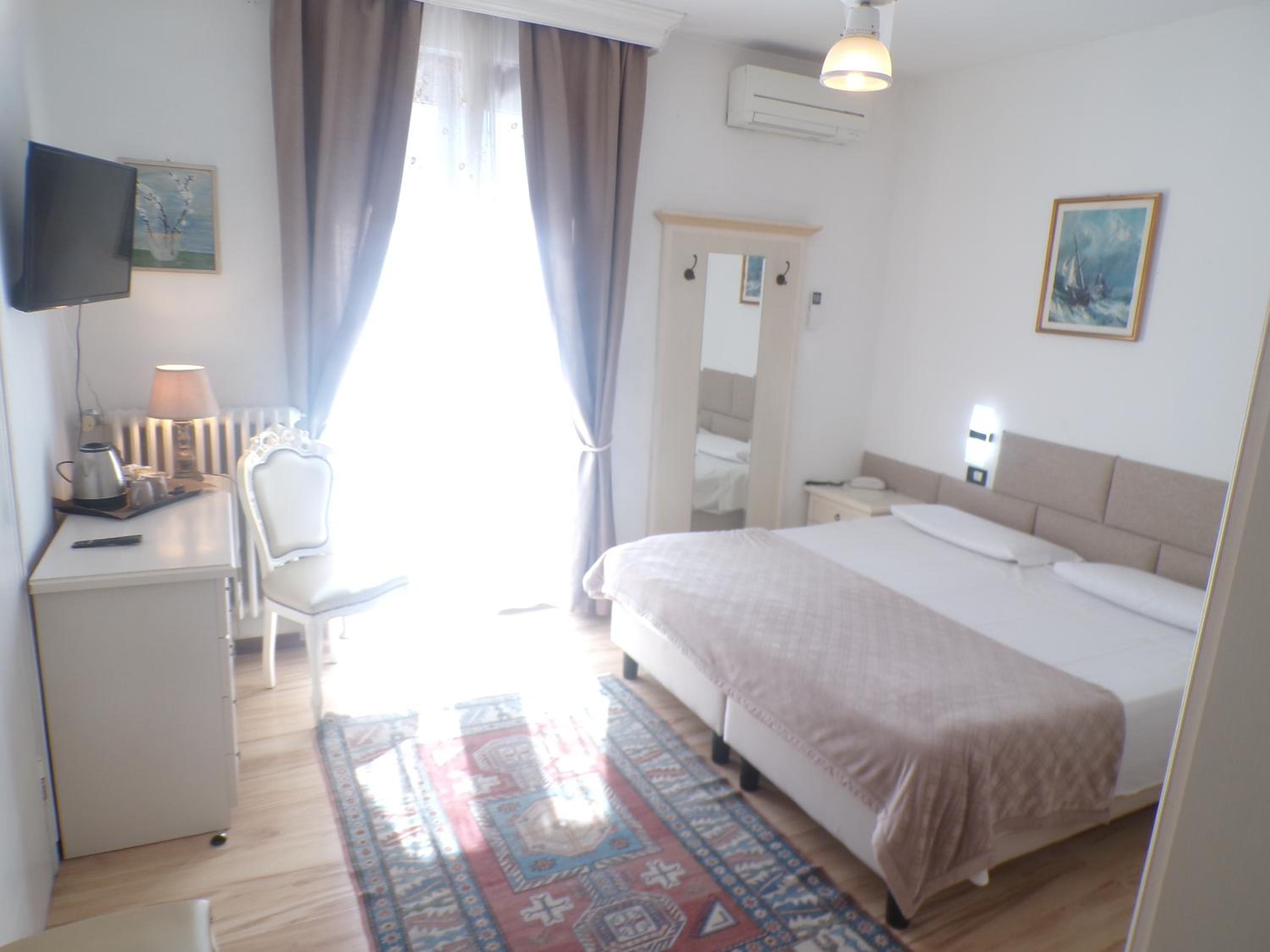 Triple Room with Lake View and Balcony photo 3