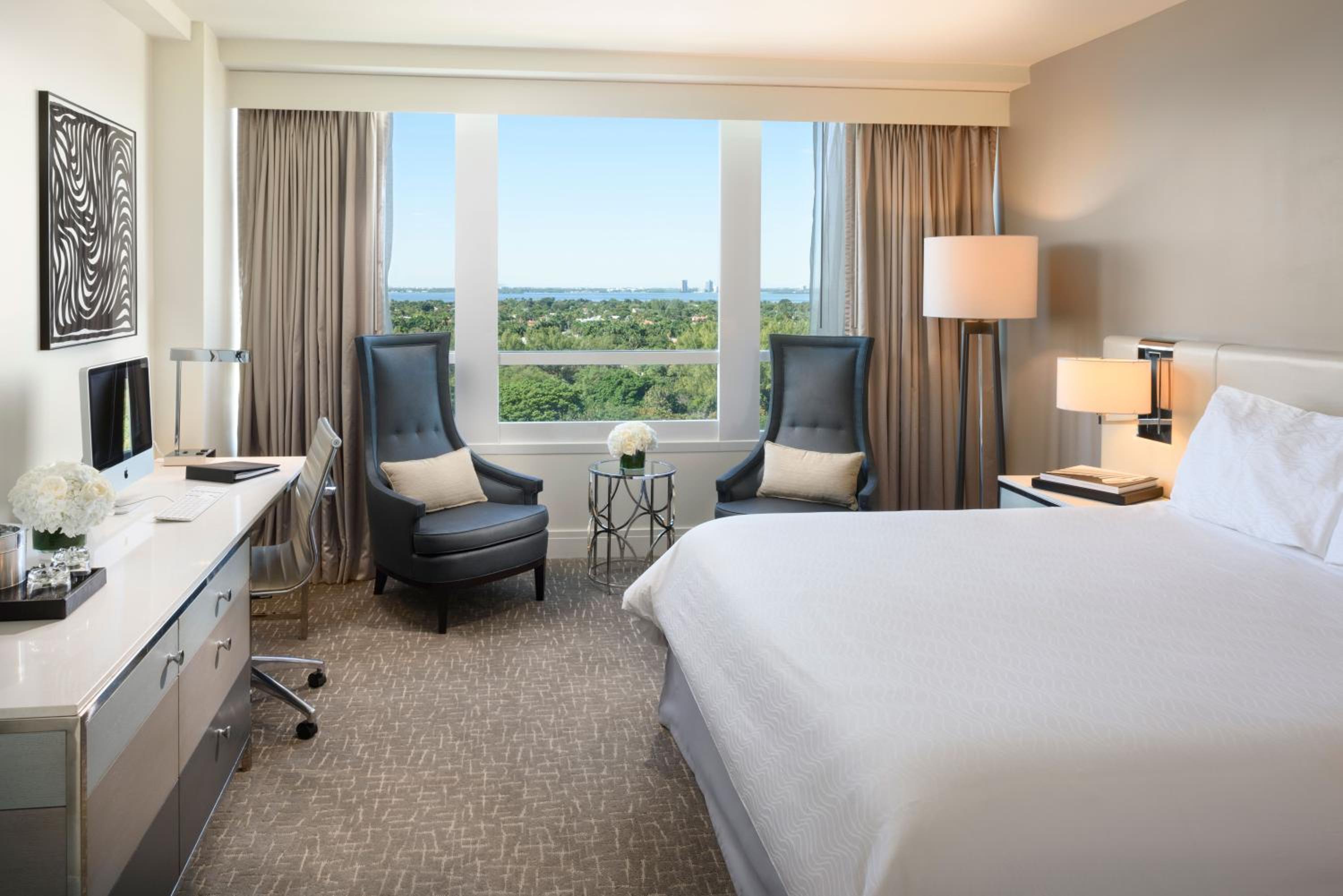 Deluxe King Room with Bay View - Photo 1