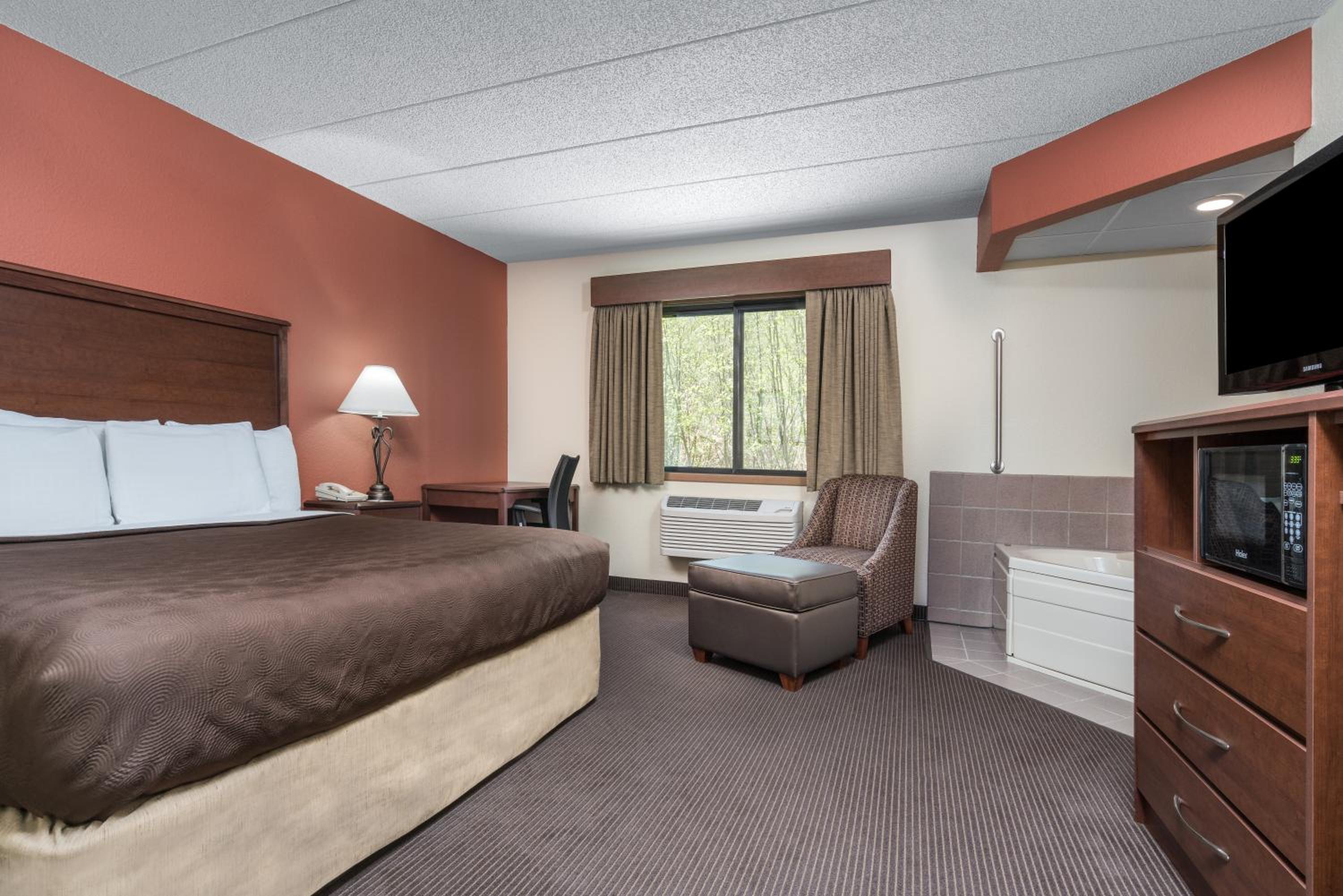 King Suite - Non-Smoking photo 2