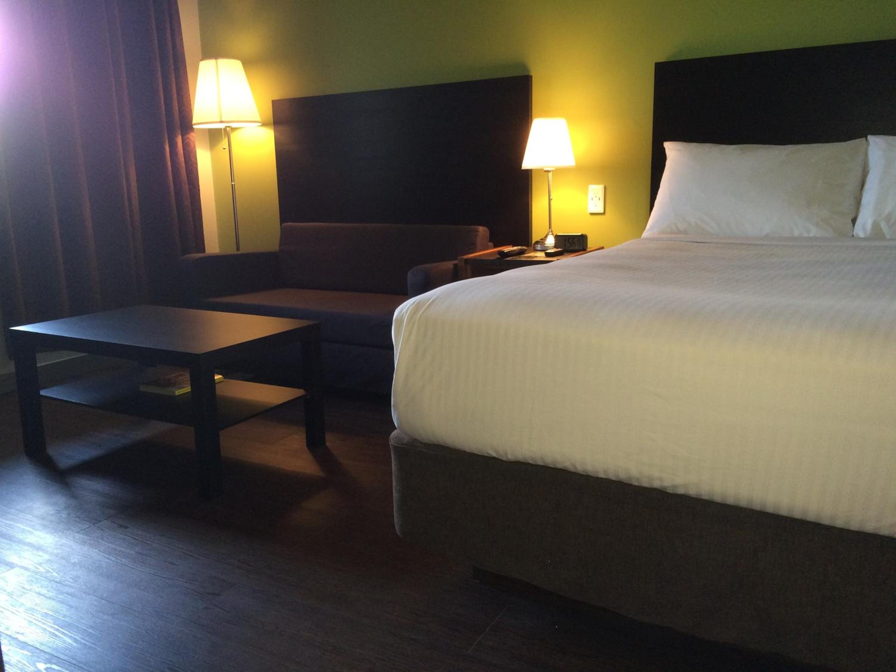 Queen Room with Kitchenette and Sofa Bed photo 3