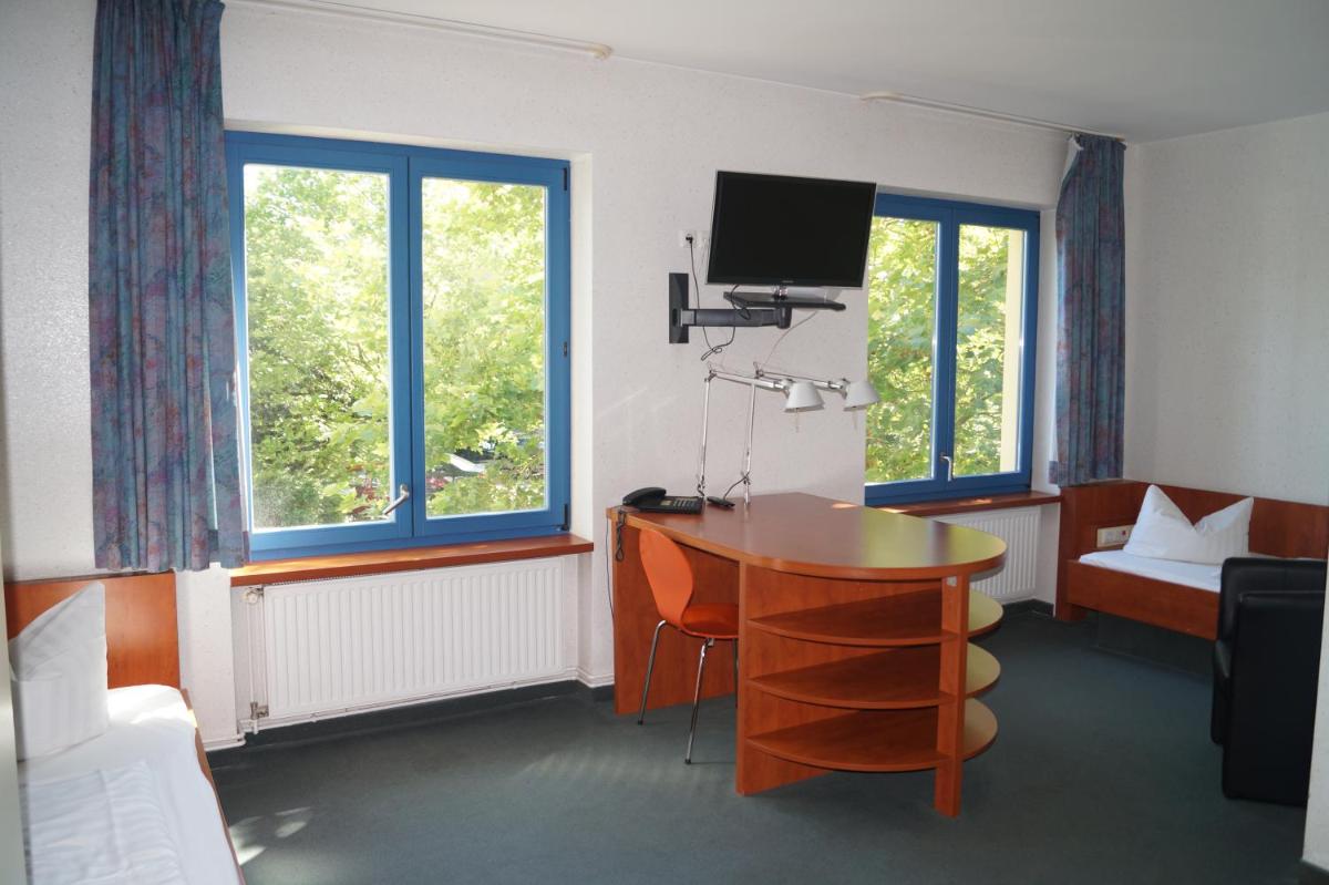 Double or Twin Room with Private Bathroom - Photo 4