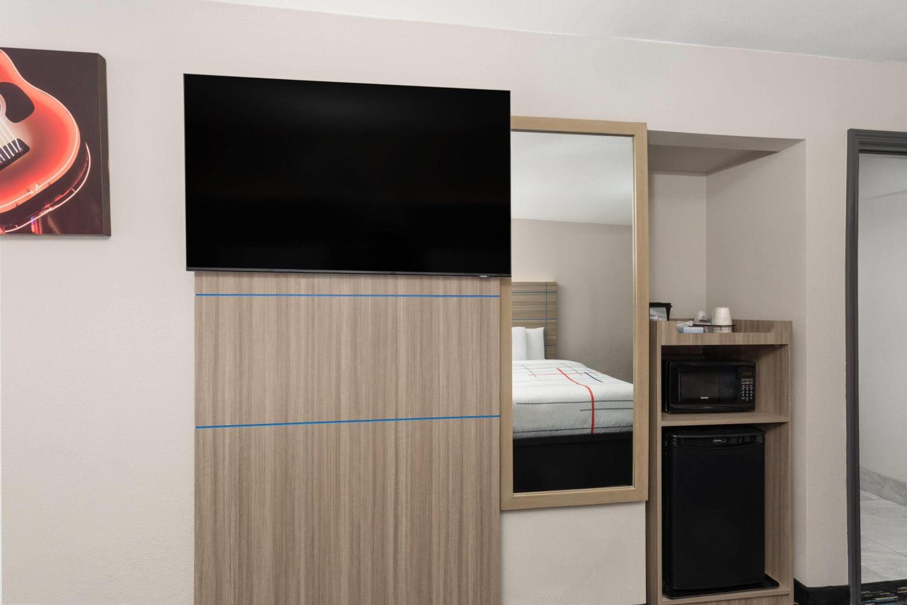Queen Room with Two Queen Beds and Bath Tub with Grab Bars - Mobility Accessible/Non-Smoking - Photo 2