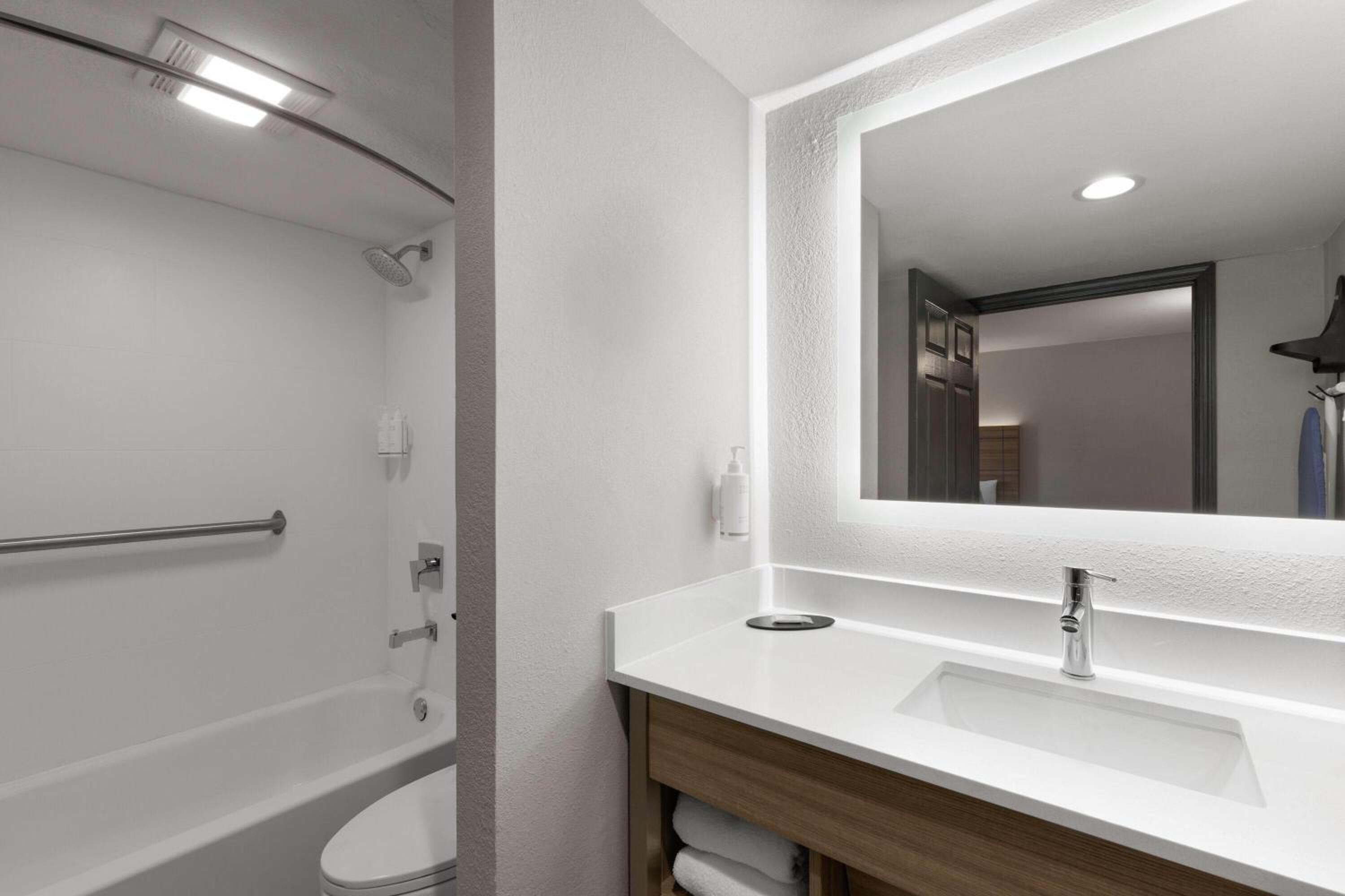 King Room with Bath Tub with Grab Bars - Mobility Accessible/Non-Smoking - Photo 4