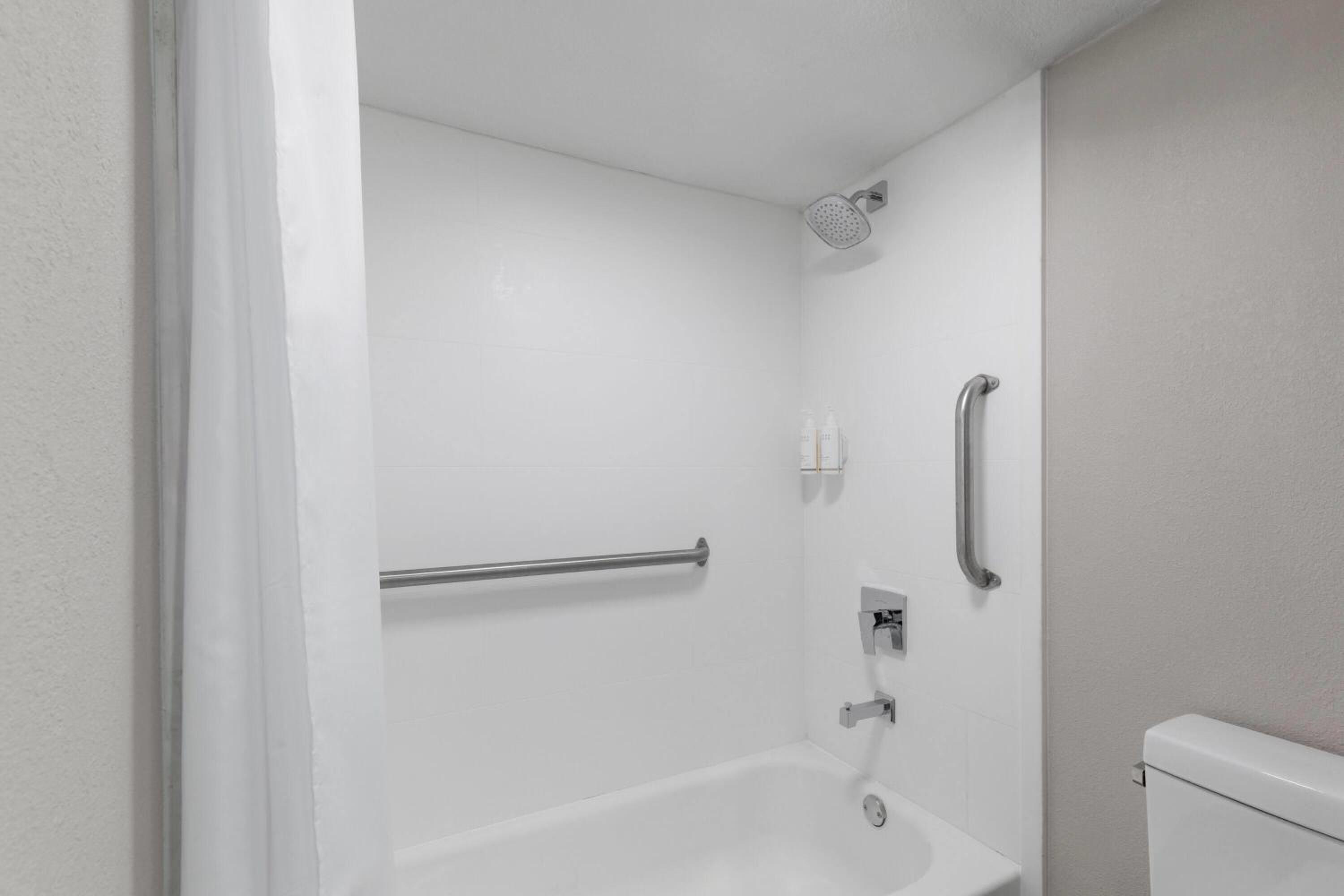 King Room with Bath Tub with Grab Bars - Mobility Accessible/Non-Smoking - Photo 5