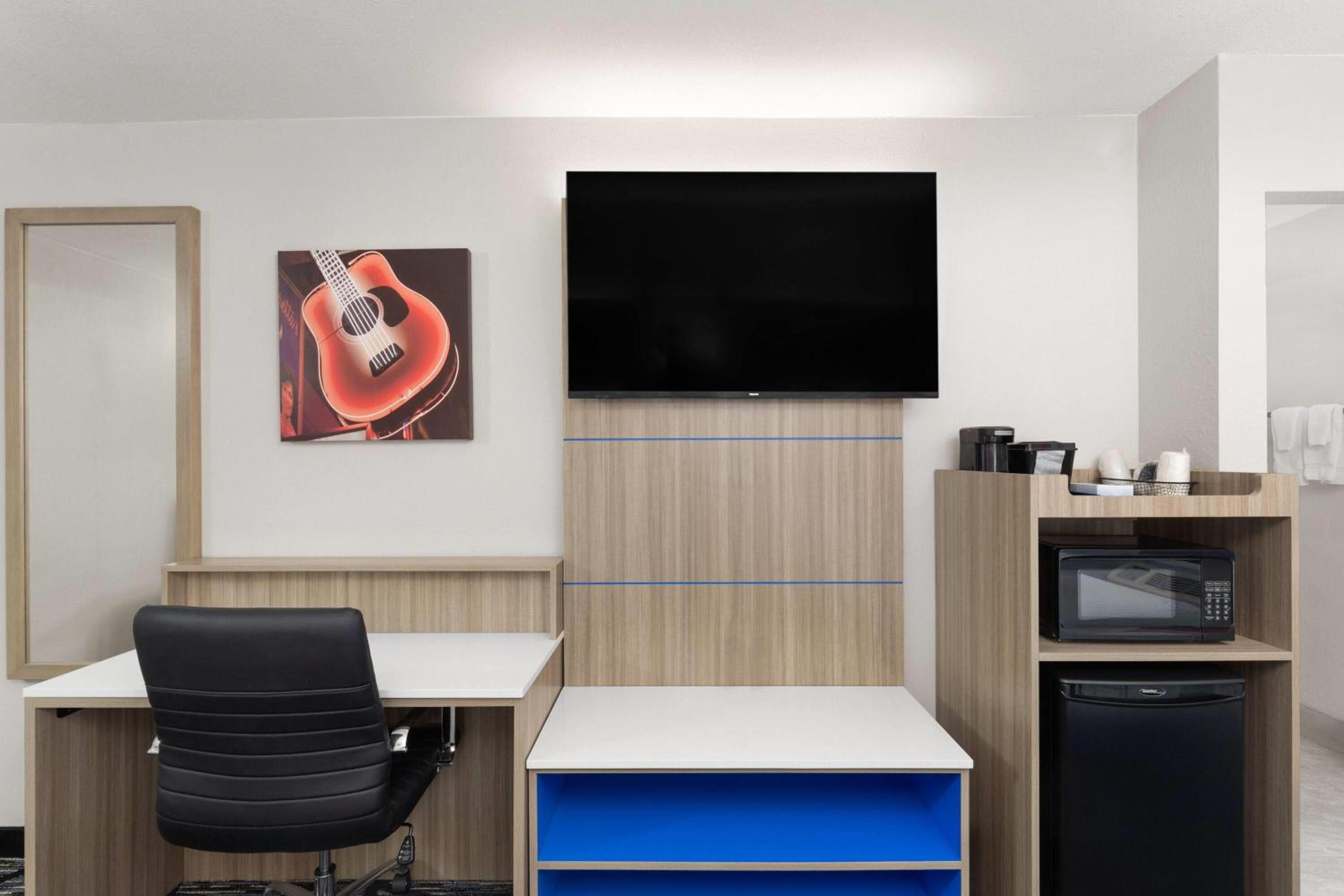 Queen Room with Two Queen Beds - Non-Smoking - Photo 4