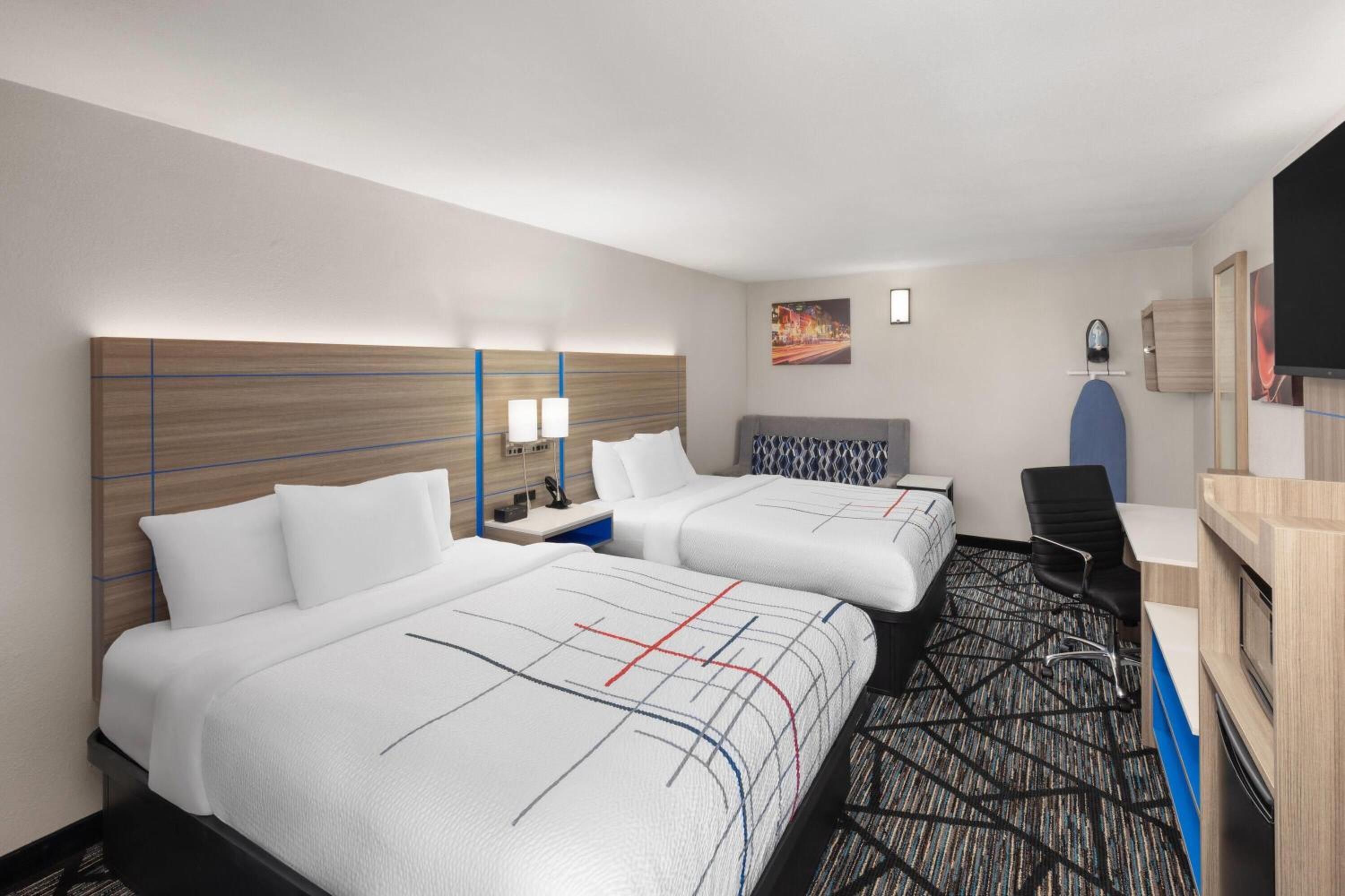 Queen Room with Two Queen Beds - Non-Smoking - Photo 5