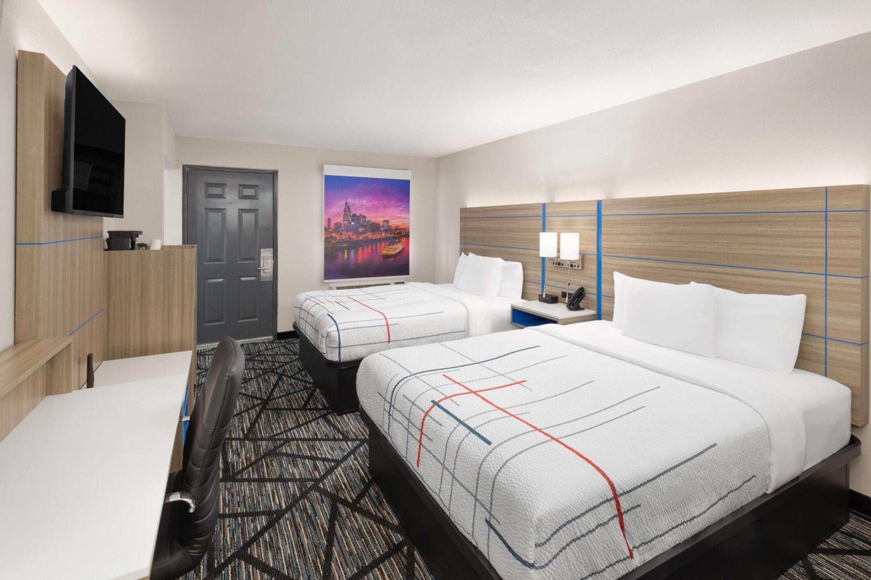 Queen Room with Two Queen Beds - Non-Smoking - Photo 6