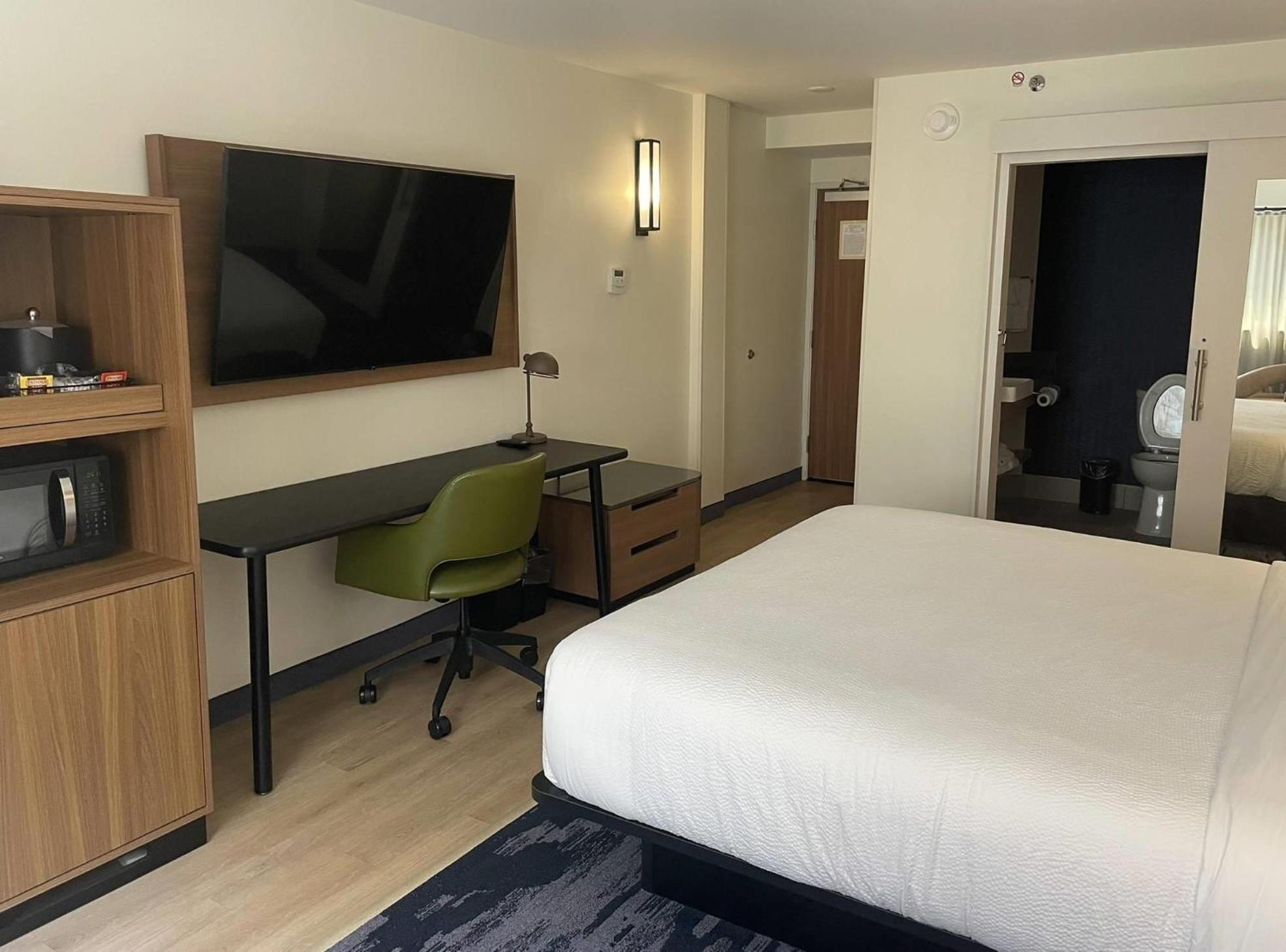 King Room with Tub - Mobility Accessible - Photo 2