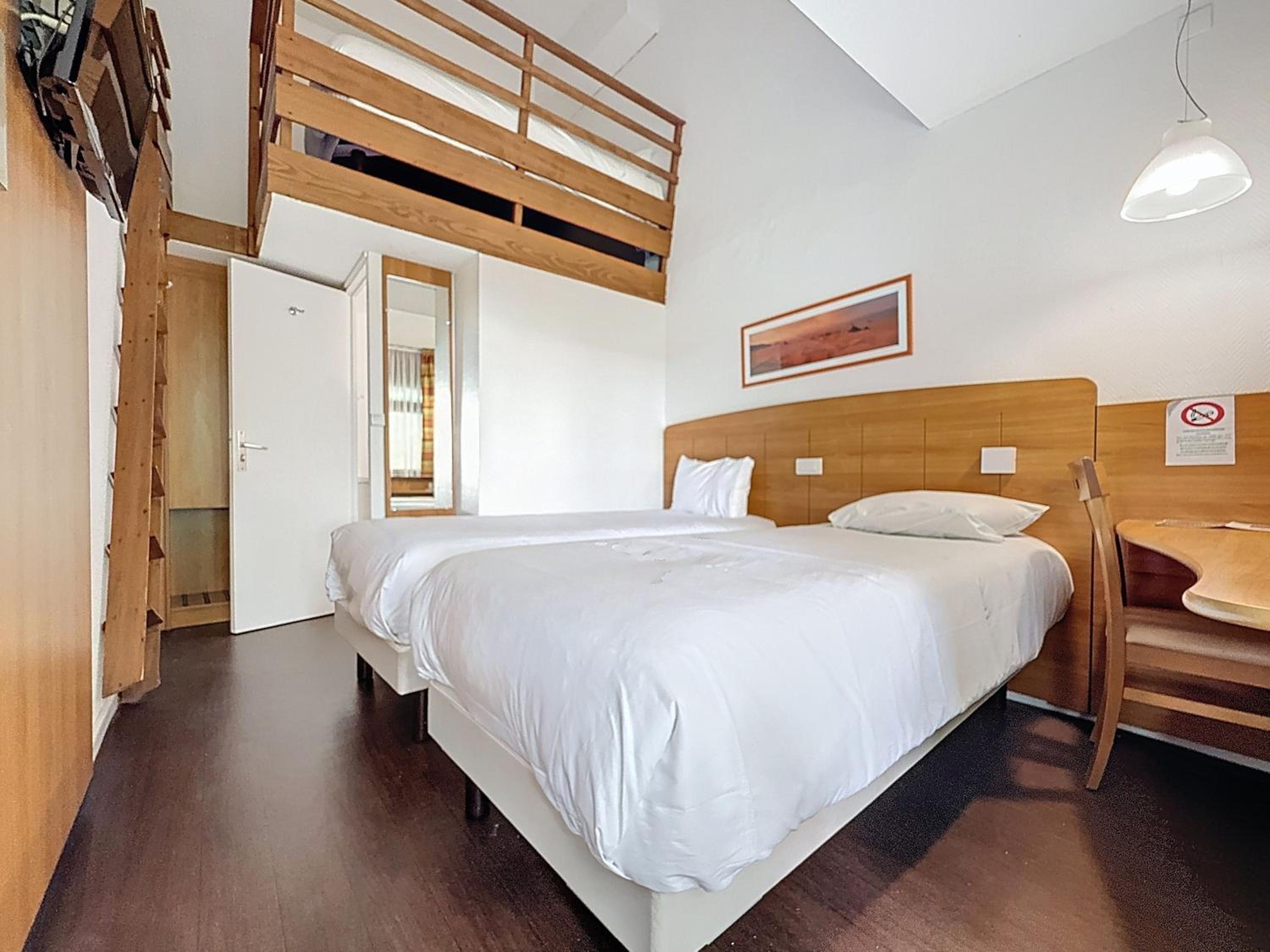 Quadruple Room - 1 Double Bed 2 Single Beds In Mezzanine, photo 6