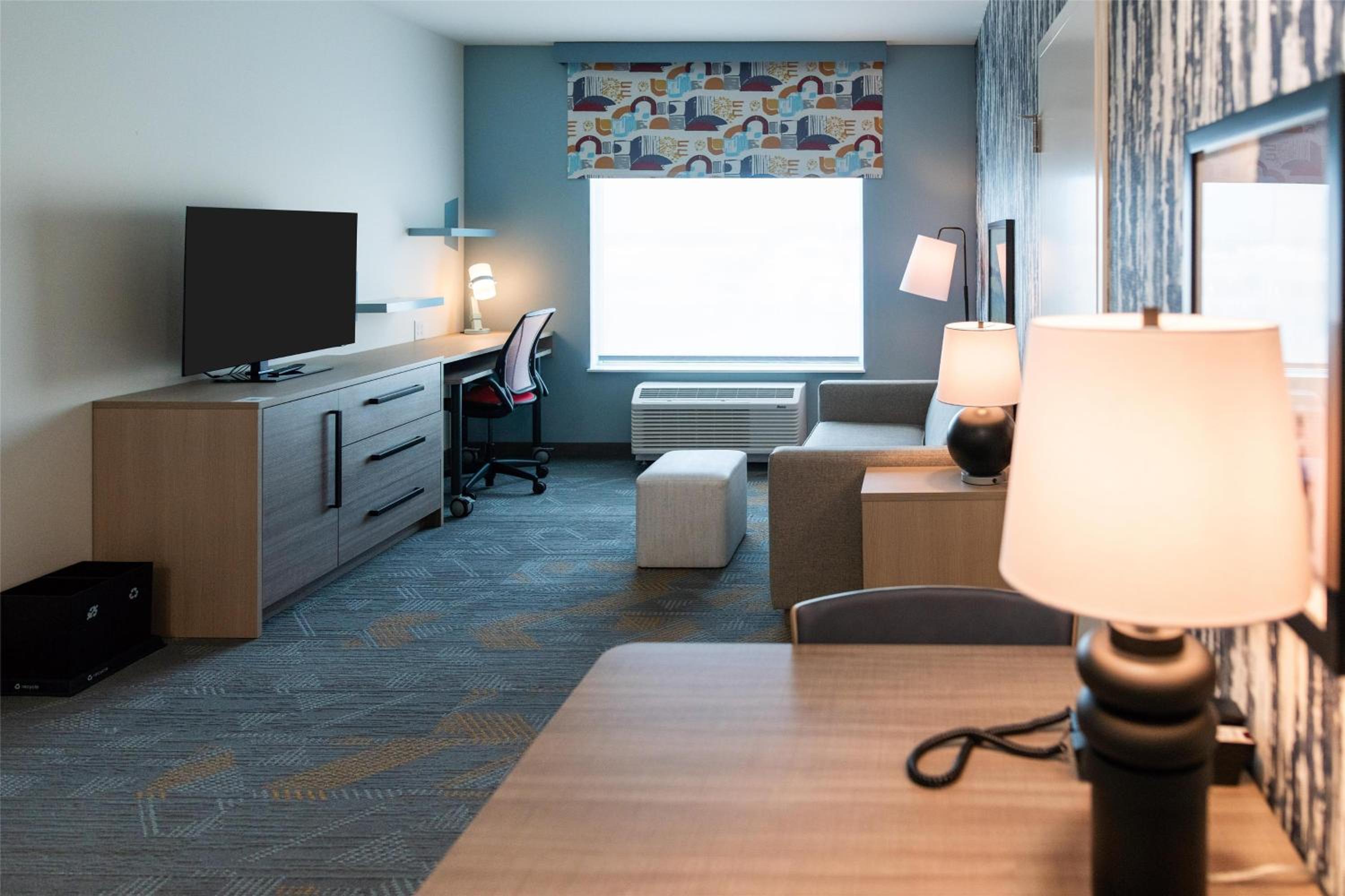One-Bedroom King Suite with Bath Tub - Mobility Accessible photo 2