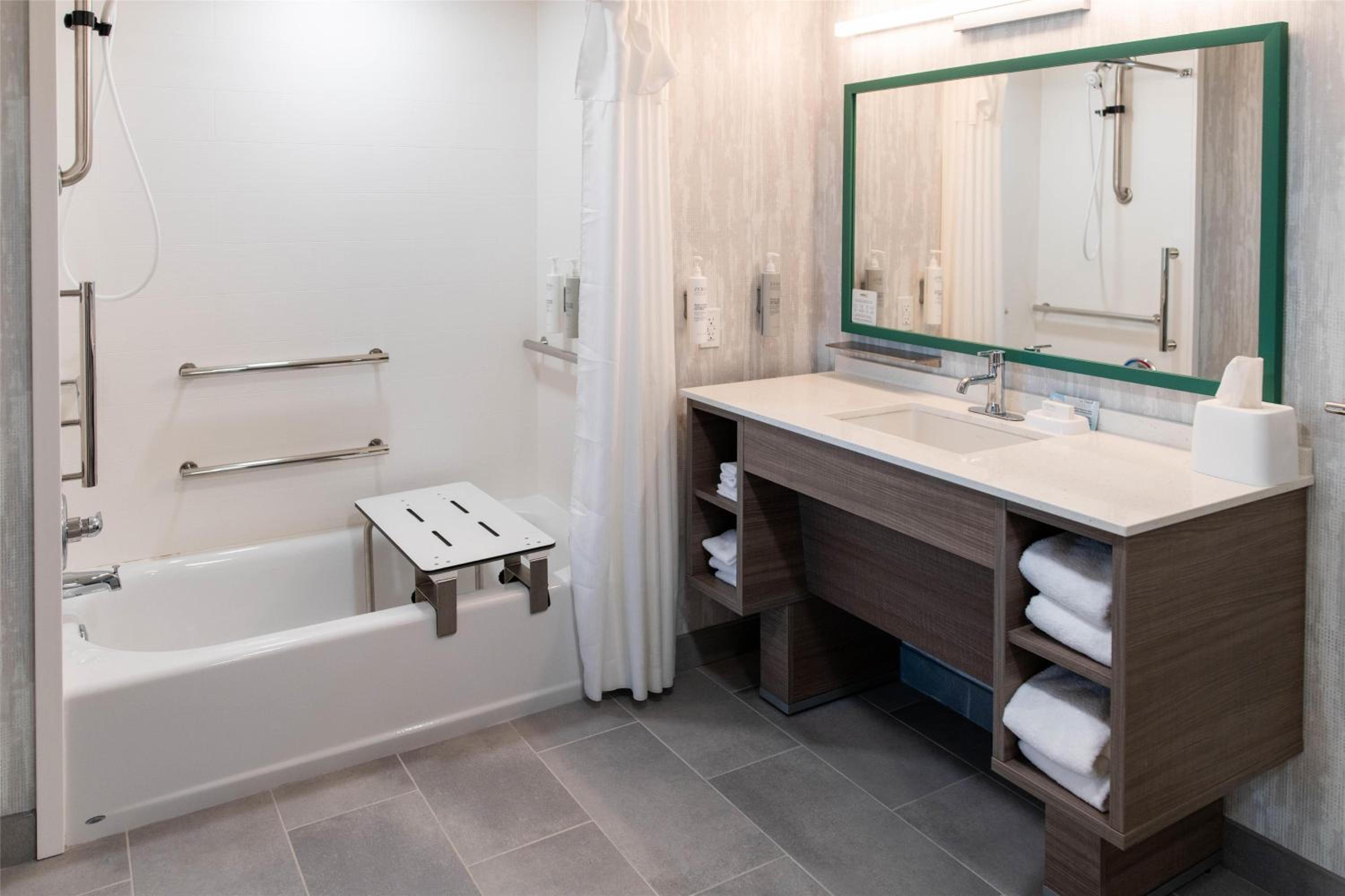 One-Bedroom King Suite with Bath Tub - Mobility Accessible photo 3