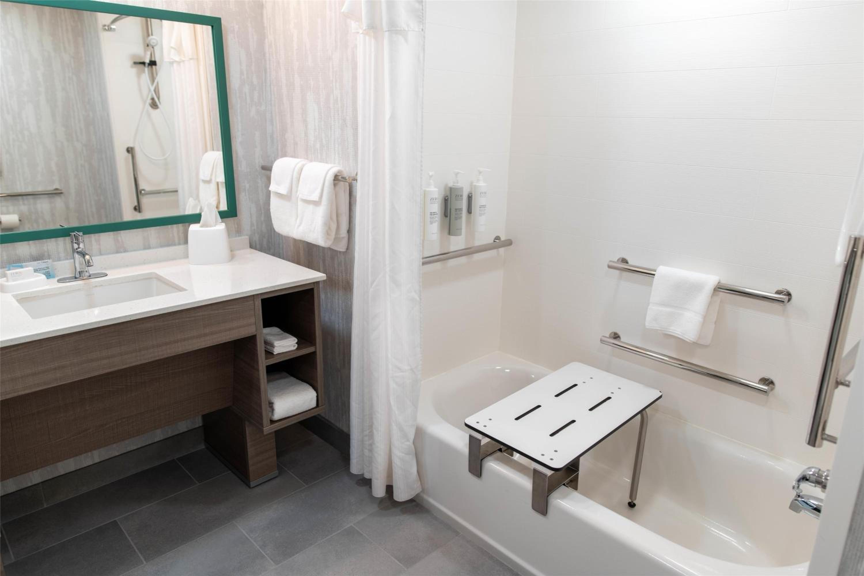 King Studio Suite with Tub - Mobility Access photo 2