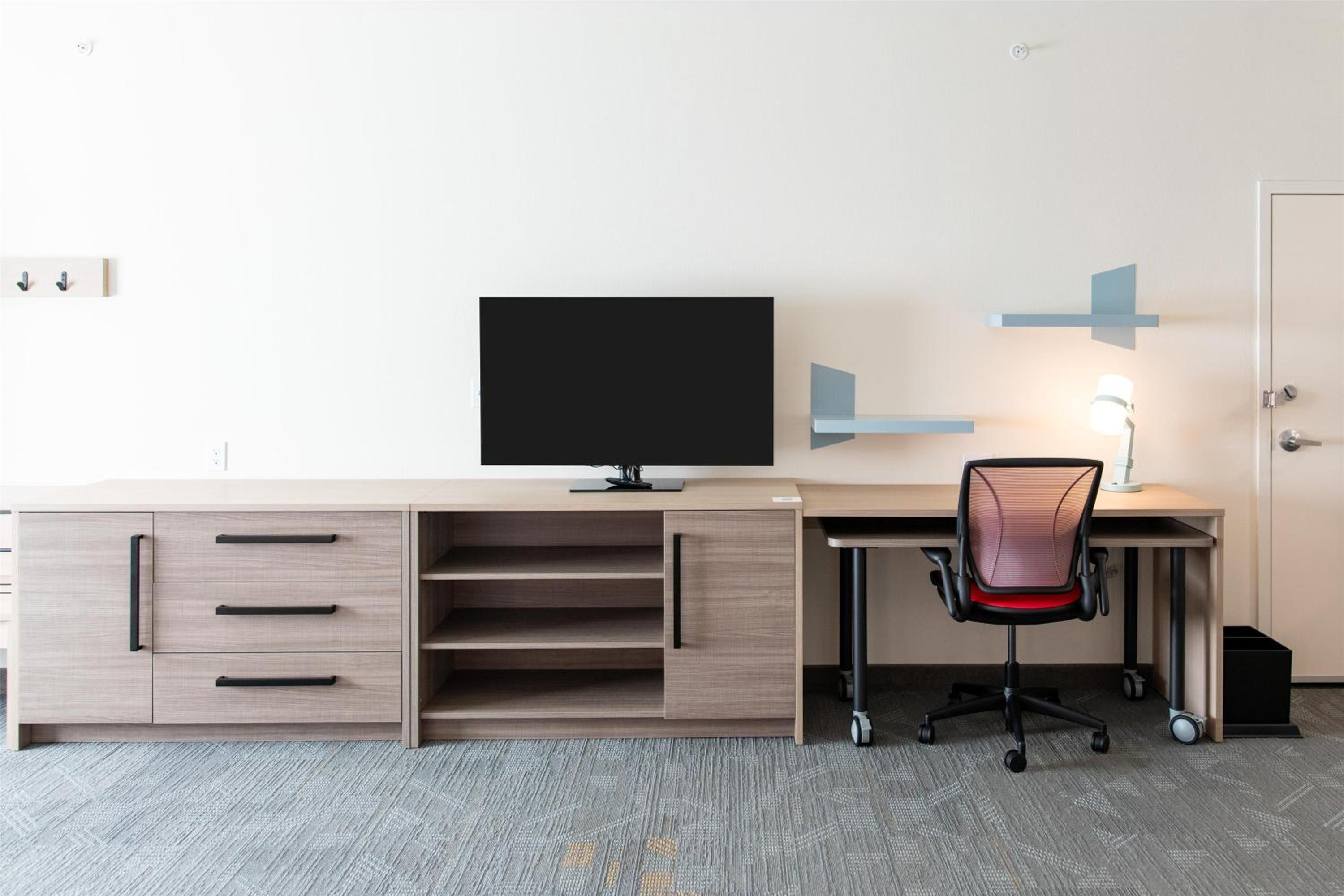 King Studio Suite with Tub - Mobility Access photo 3