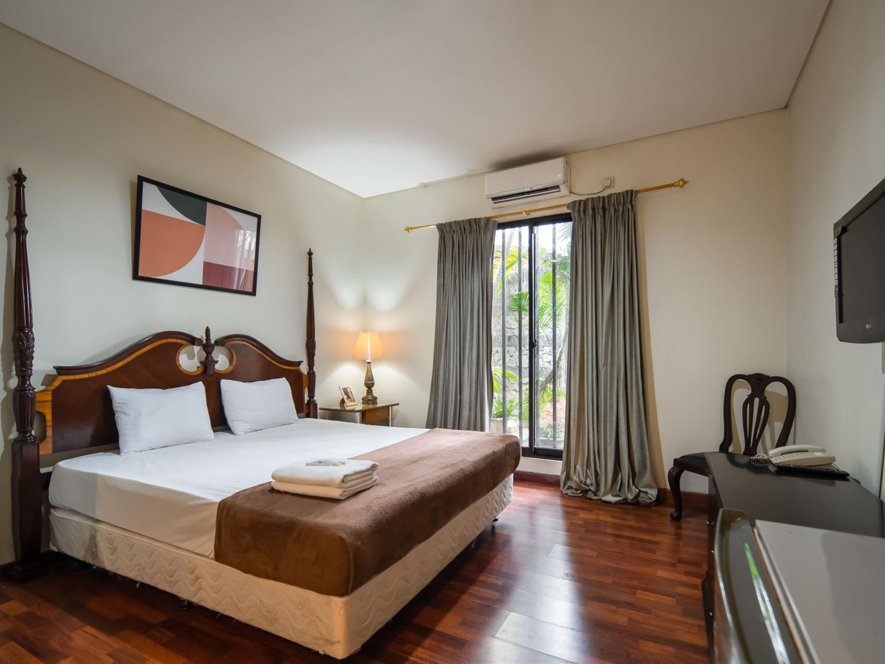 Premium King Room - Photo 4