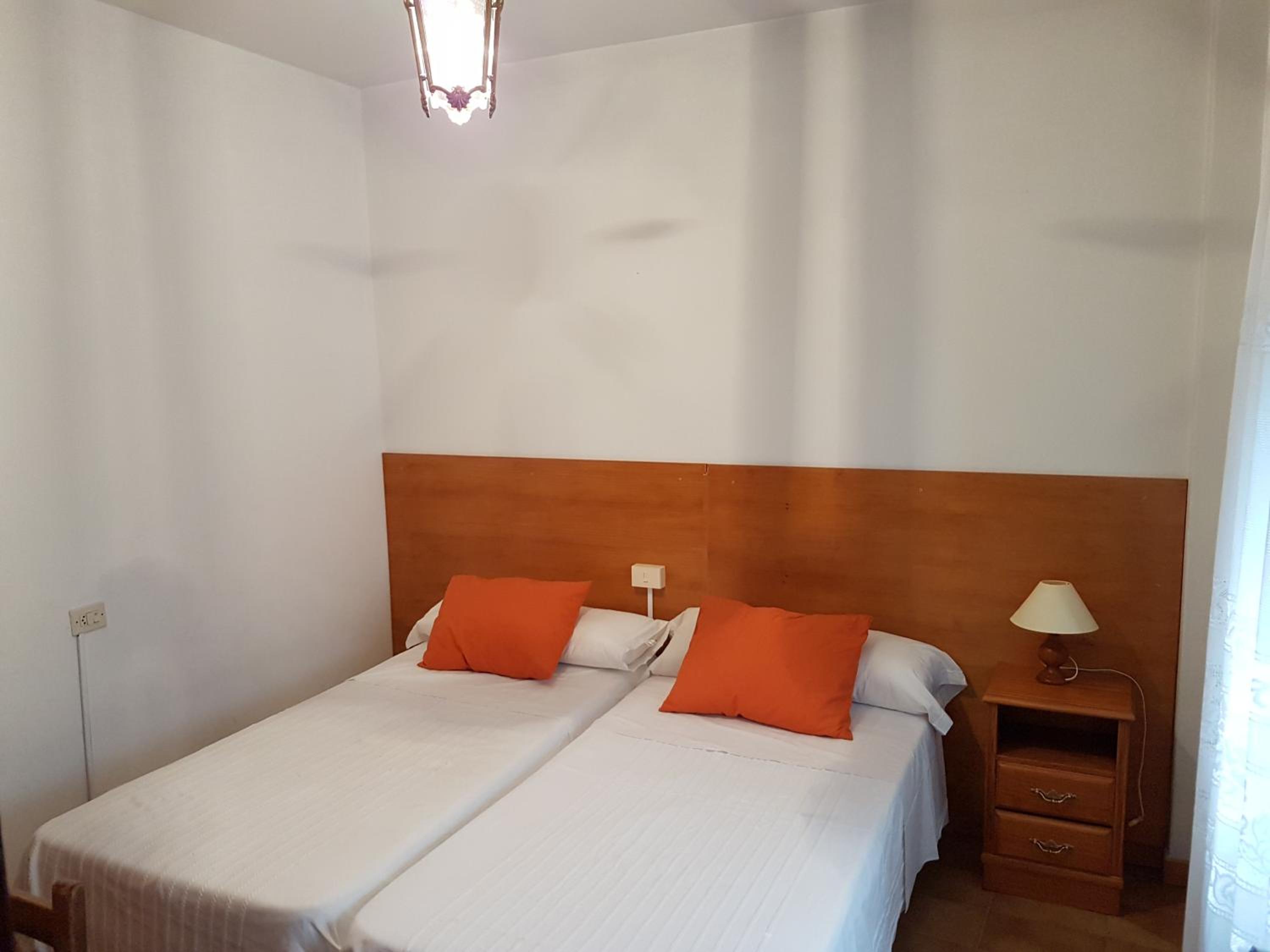 Twin Room with Private Bathroom photo 3