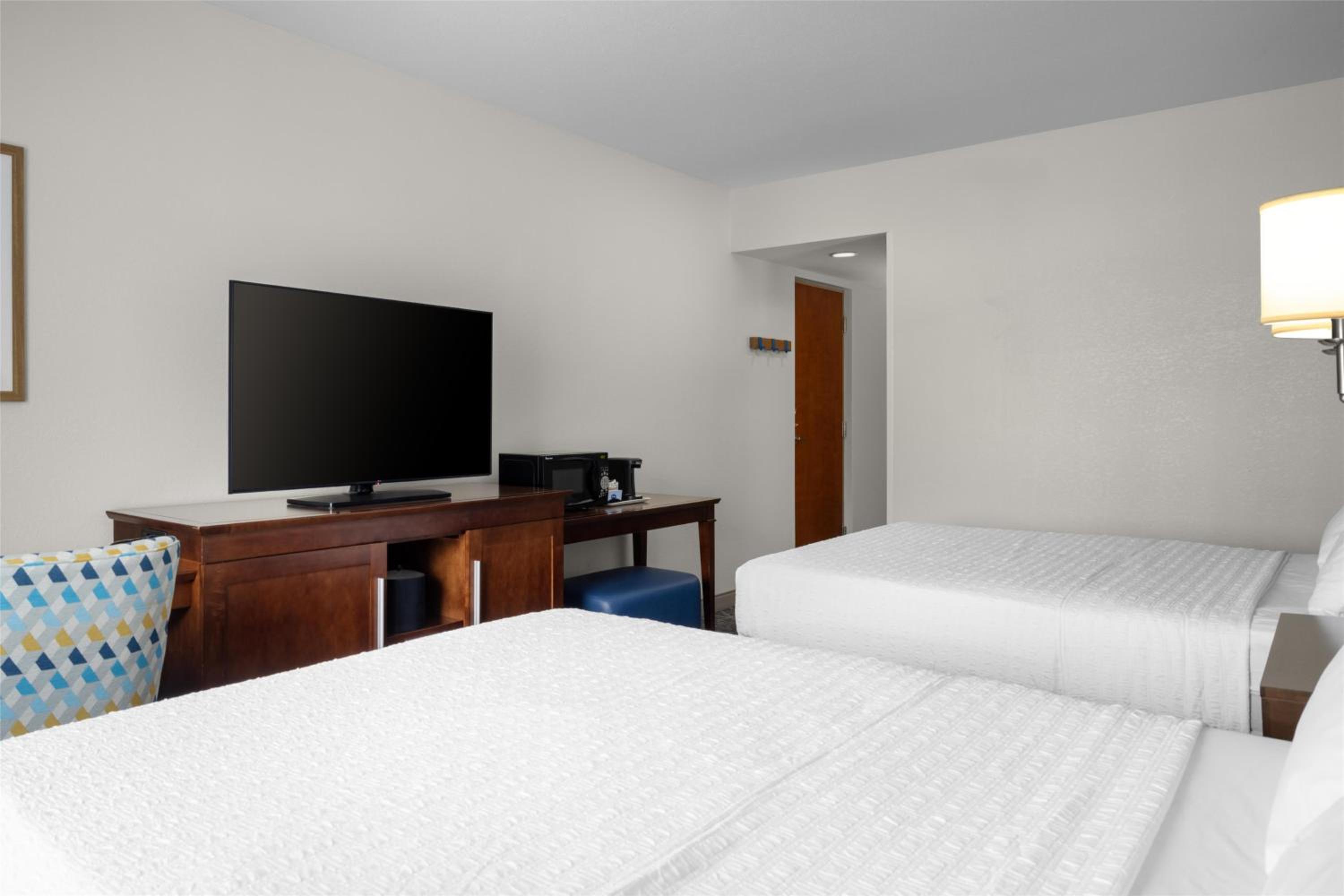 Queen Room with Two Queen Beds - Non-Smoking photo 2