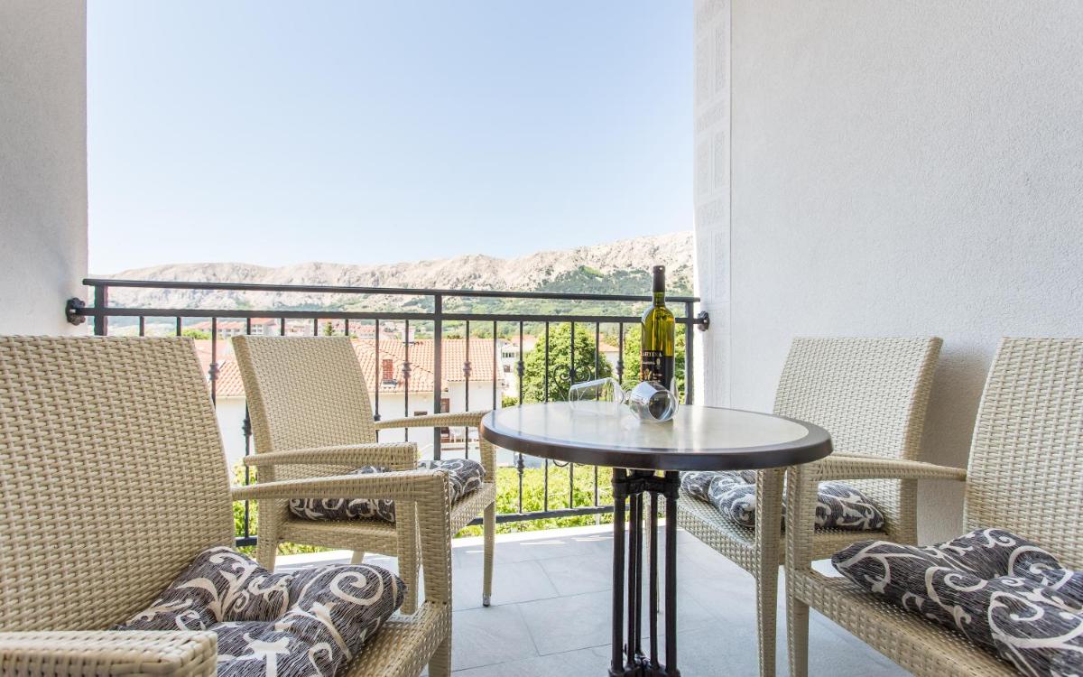 Apartment with Balcony photo 3