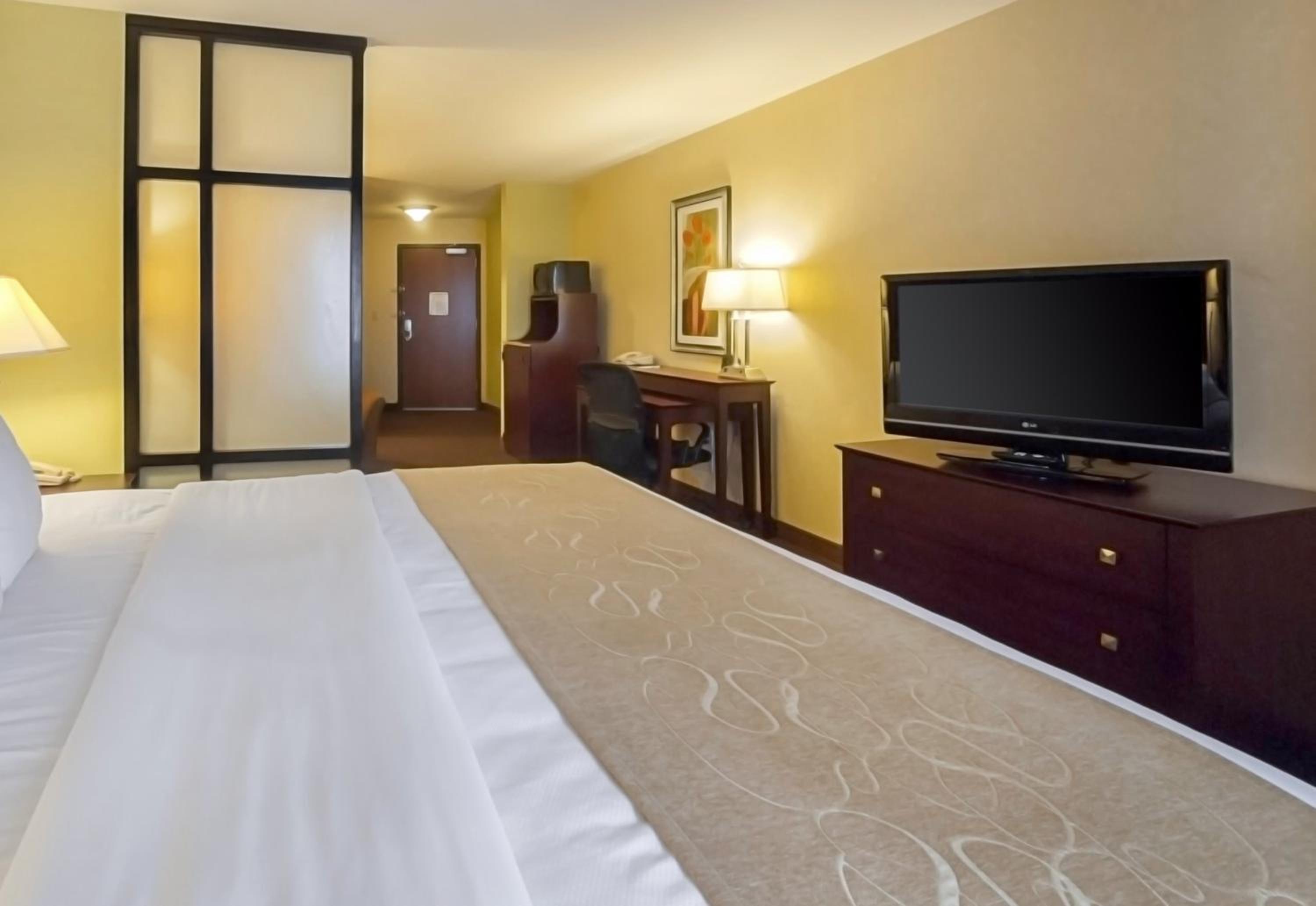 King Suite - Non-Smoking - Photo 3