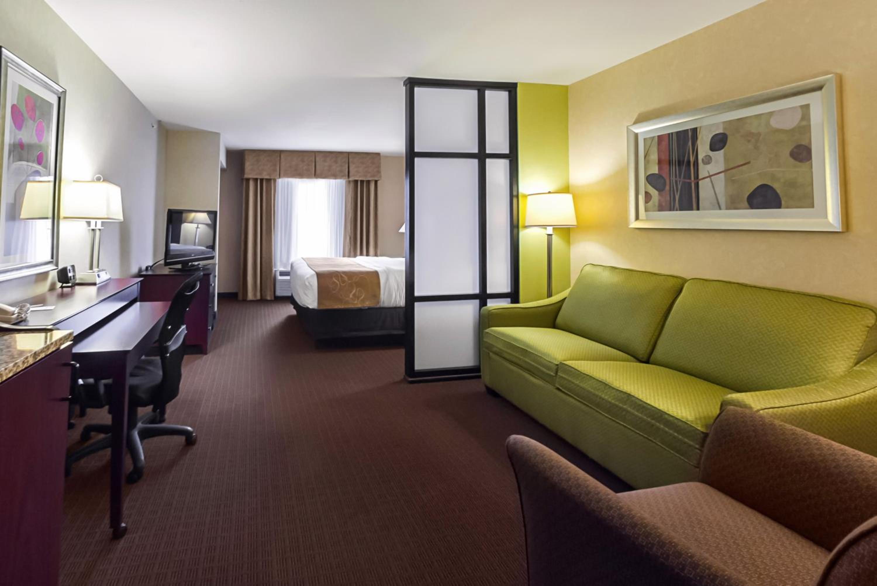 King Suite - Non-Smoking - Photo 4