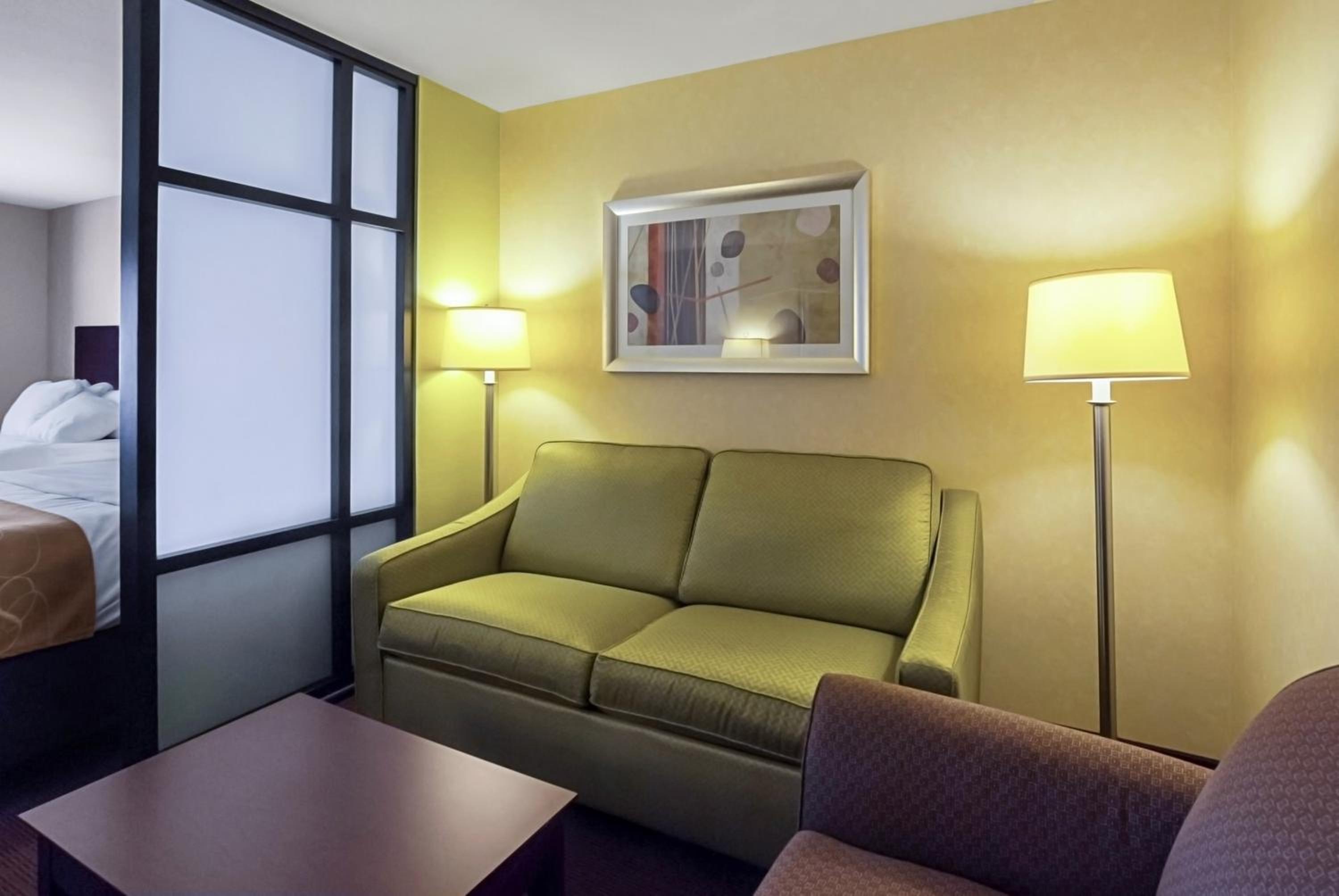 Queen Suite with Two Queen Beds - Non-Smoking - Photo 2