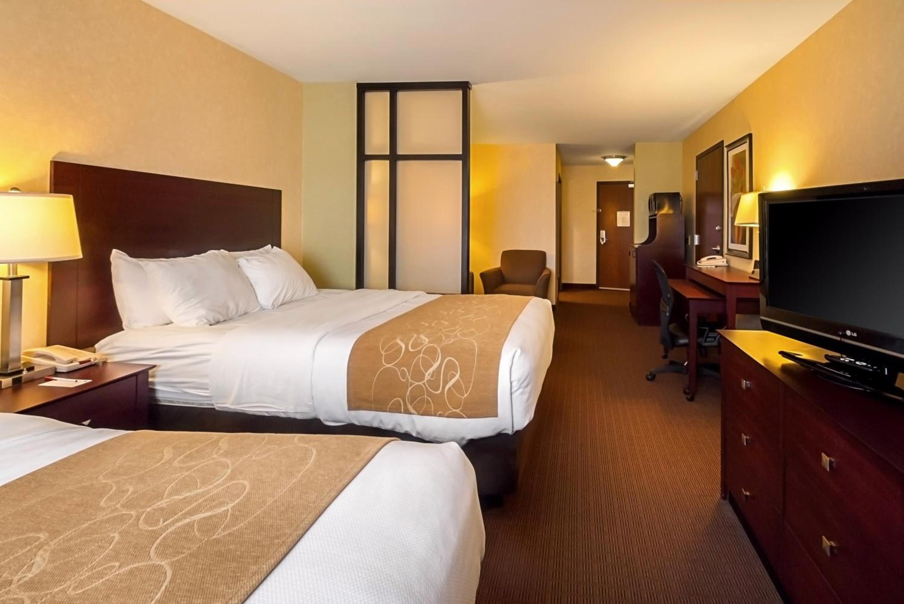 Queen Suite with Two Queen Beds - Non-Smoking - Photo 1