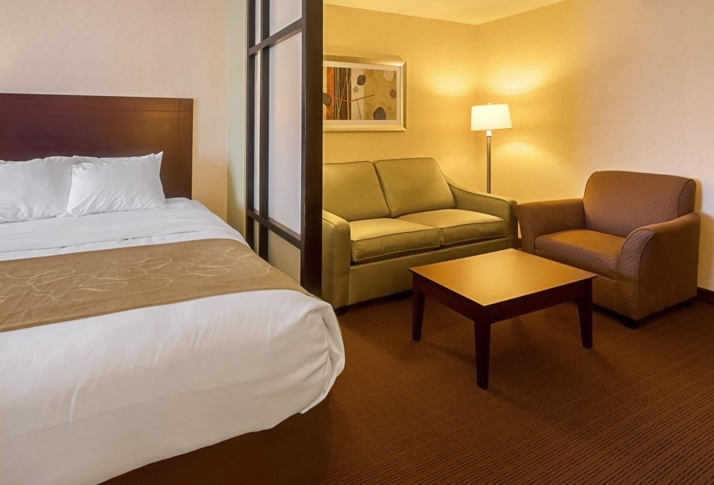Queen Suite with Two Queen Beds - Non-Smoking - Photo 4