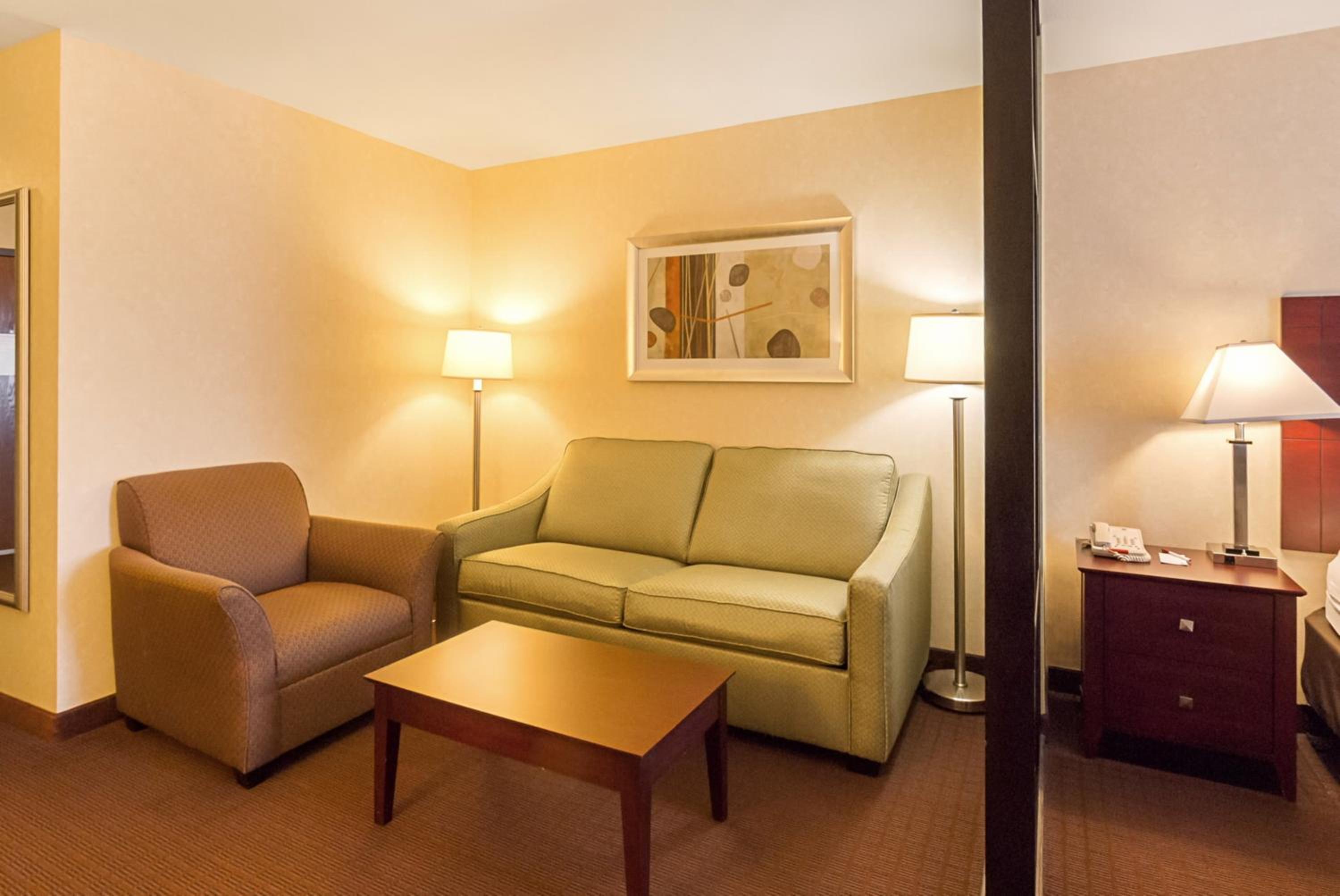 King Suite - Non-Smoking - Photo 2