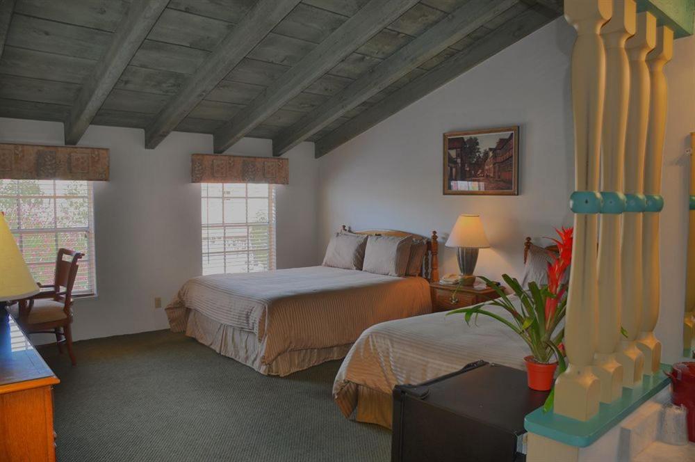 Standard Queen Room with Two Queen Beds photo 3