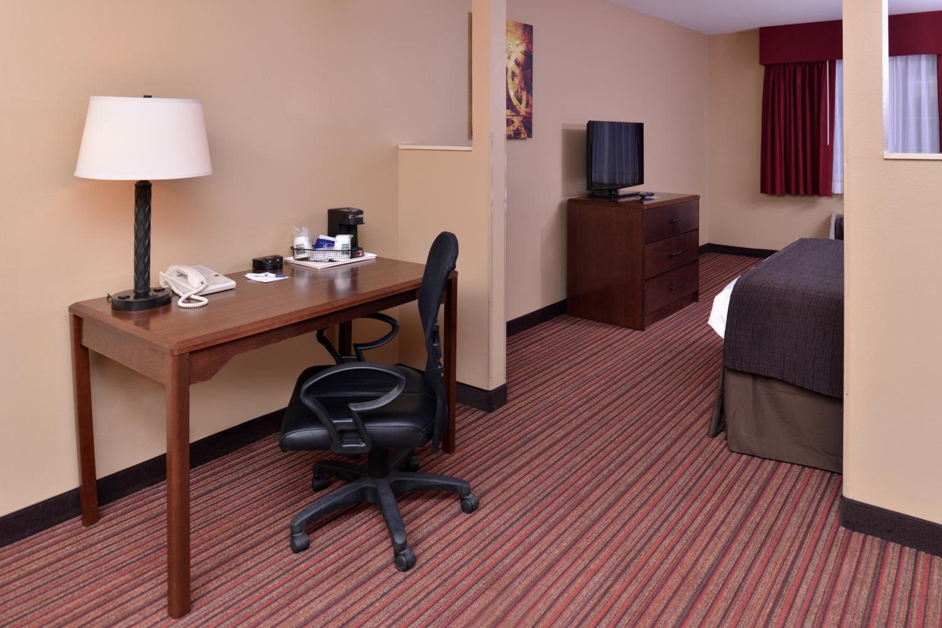 Queen Suite with Sofa Bed - Photo 5