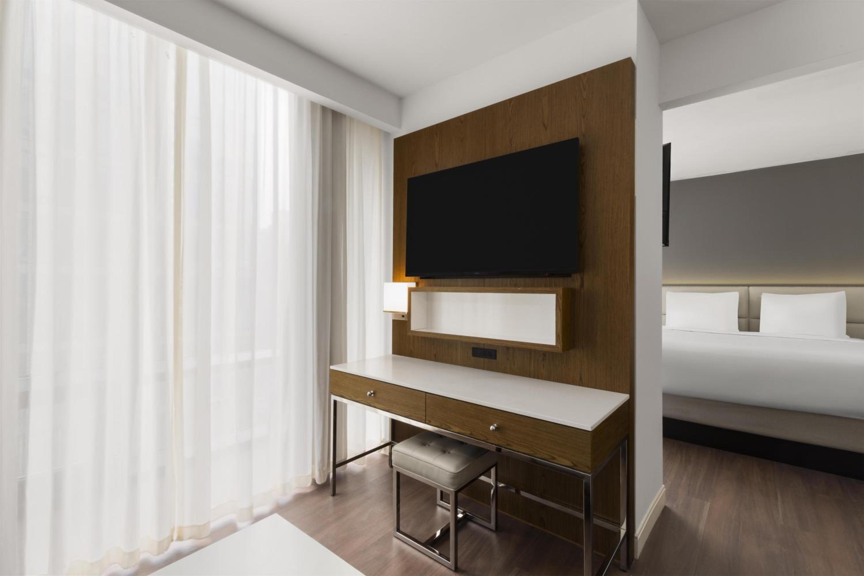 King Suite with Bath Tub and Sofa Bed - Disability Access/Non-Smoking