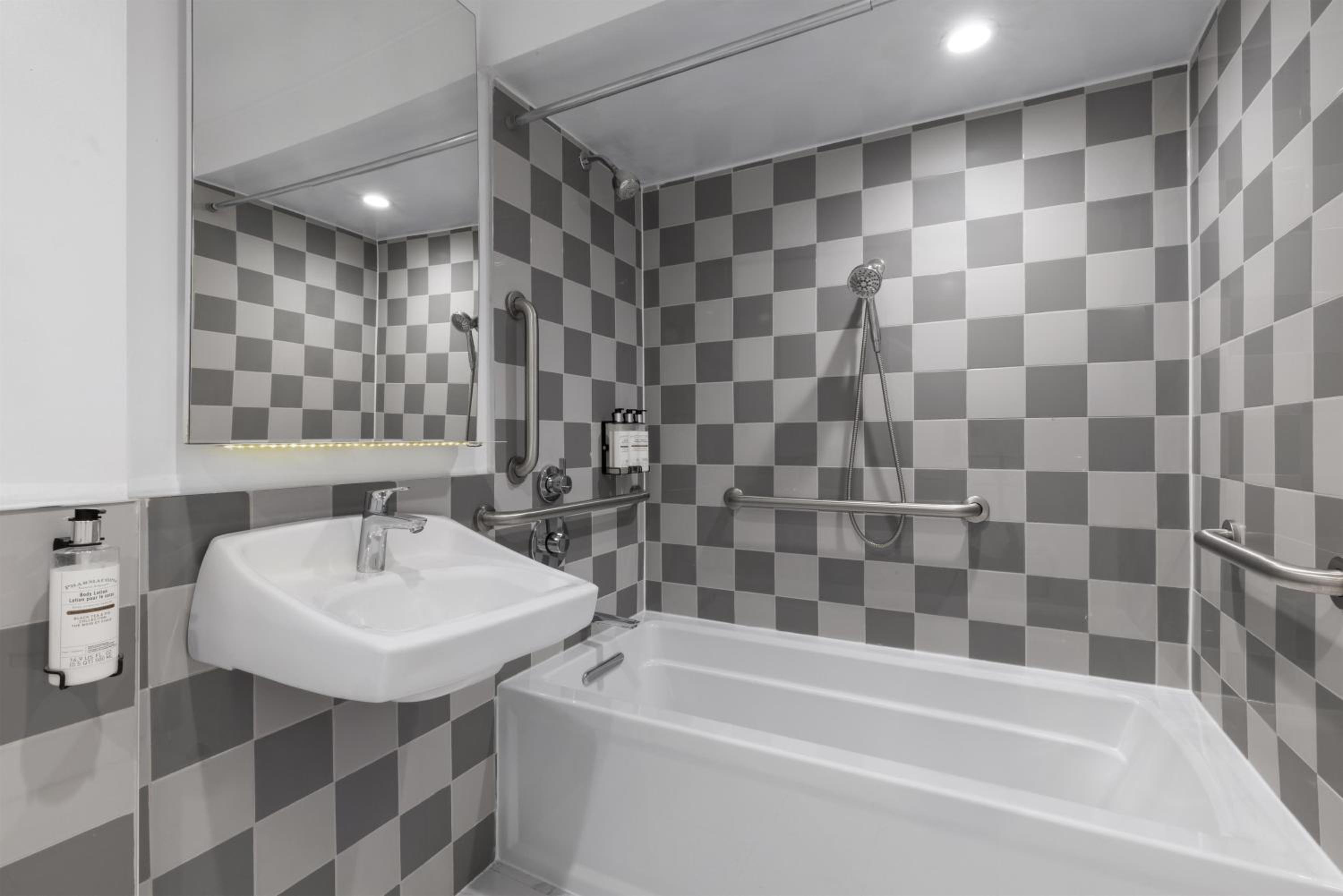 King Suite with Bath Tub and Sofa Bed - Disability Access/Non-Smoking