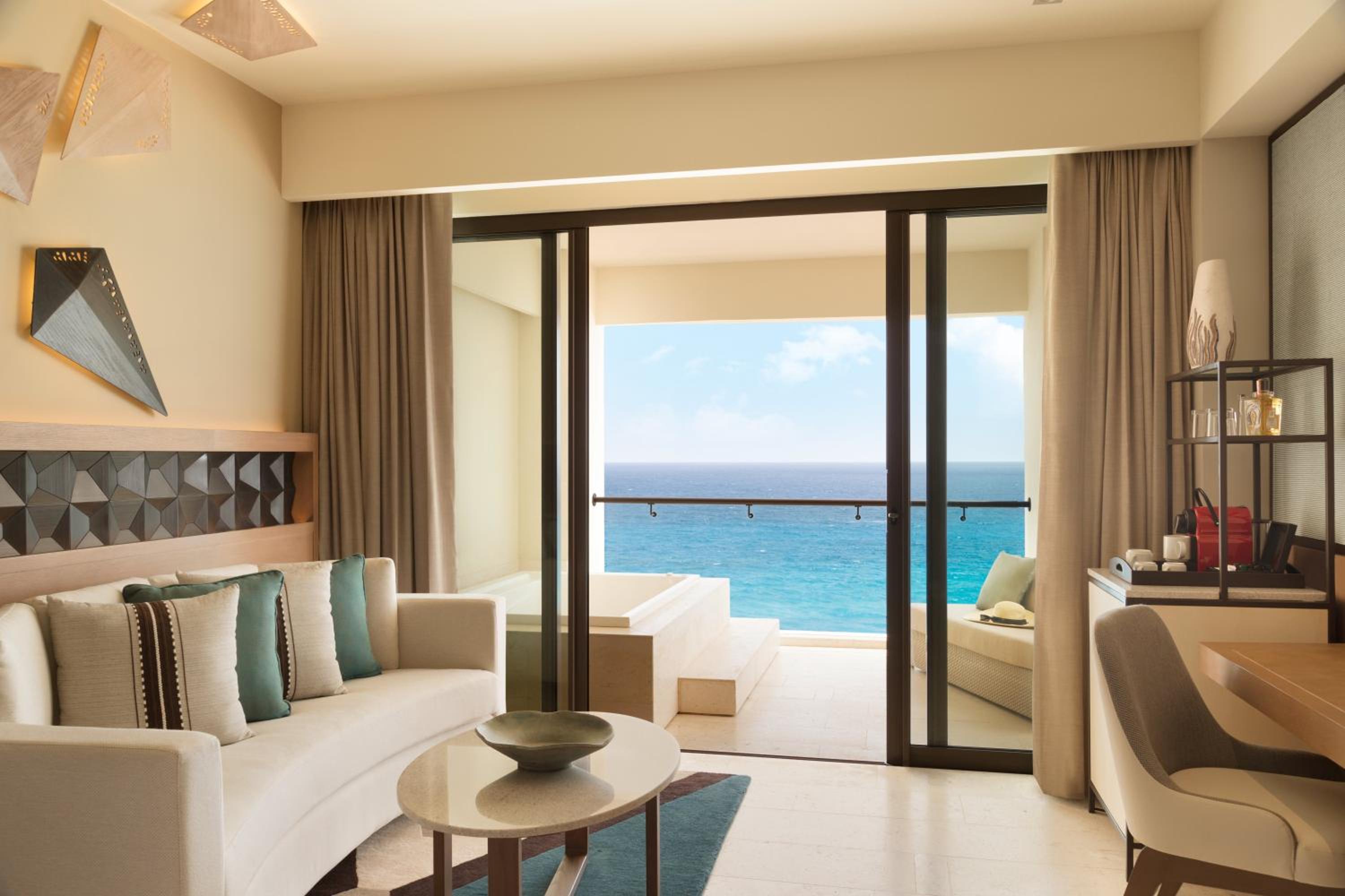 Turquoize Sky Ocean Front Master King
