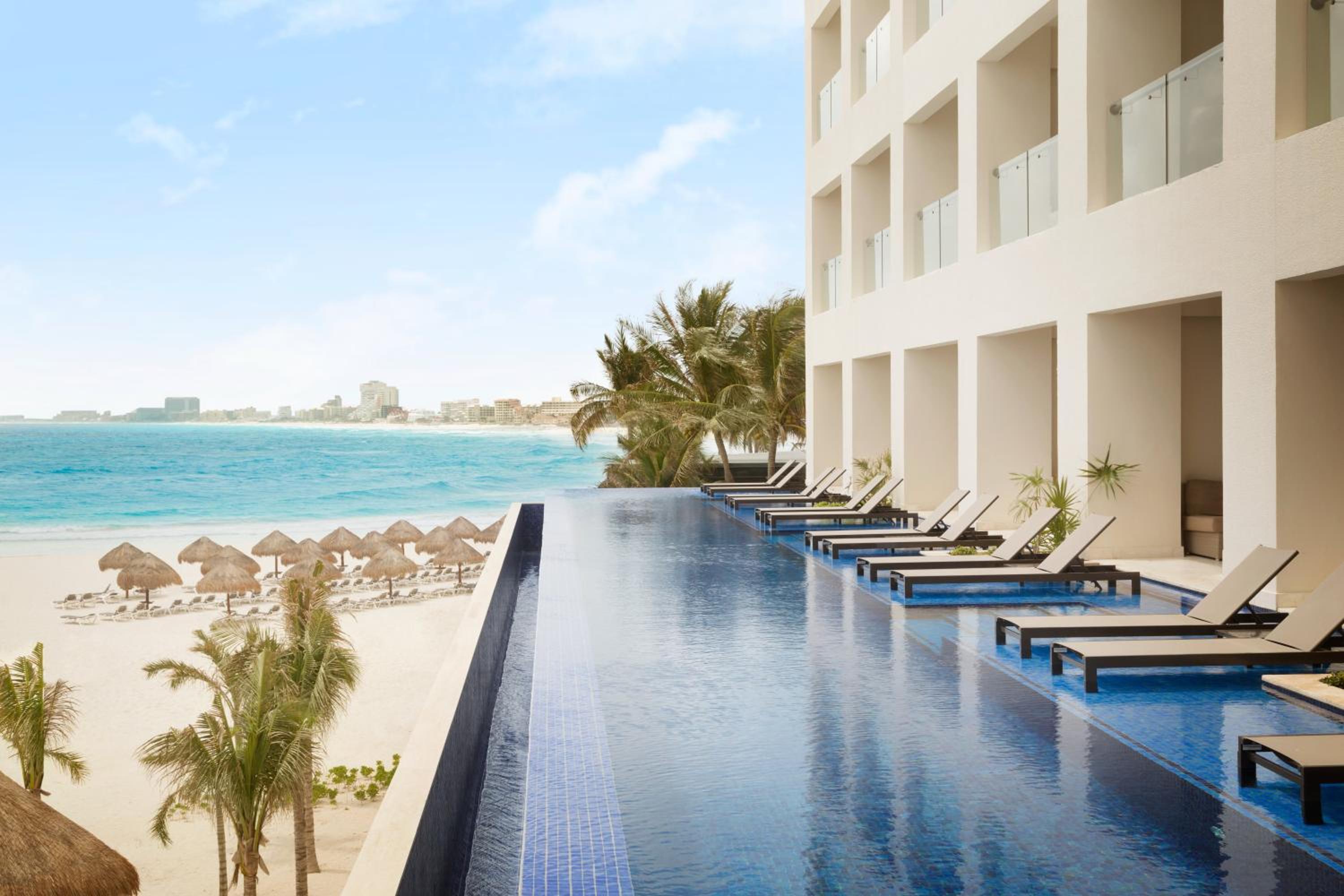 Turquoize Sky Swim Up Ocean Front Master King photo 2