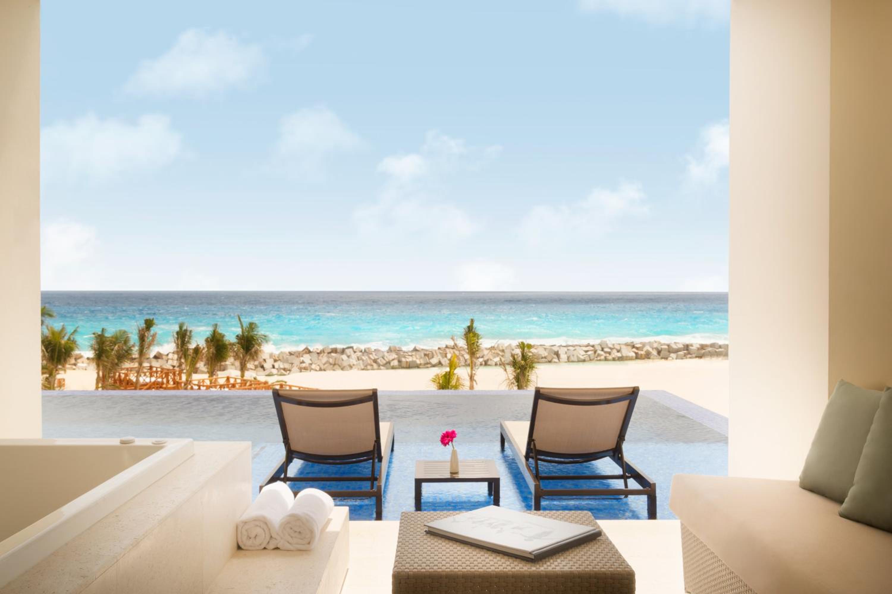 Turquoize Sky Swim Up Ocean Front Master King photo 3