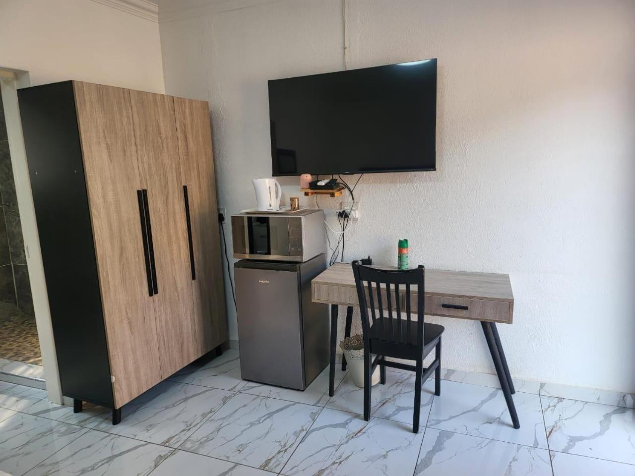 Twin Room - Photo 2