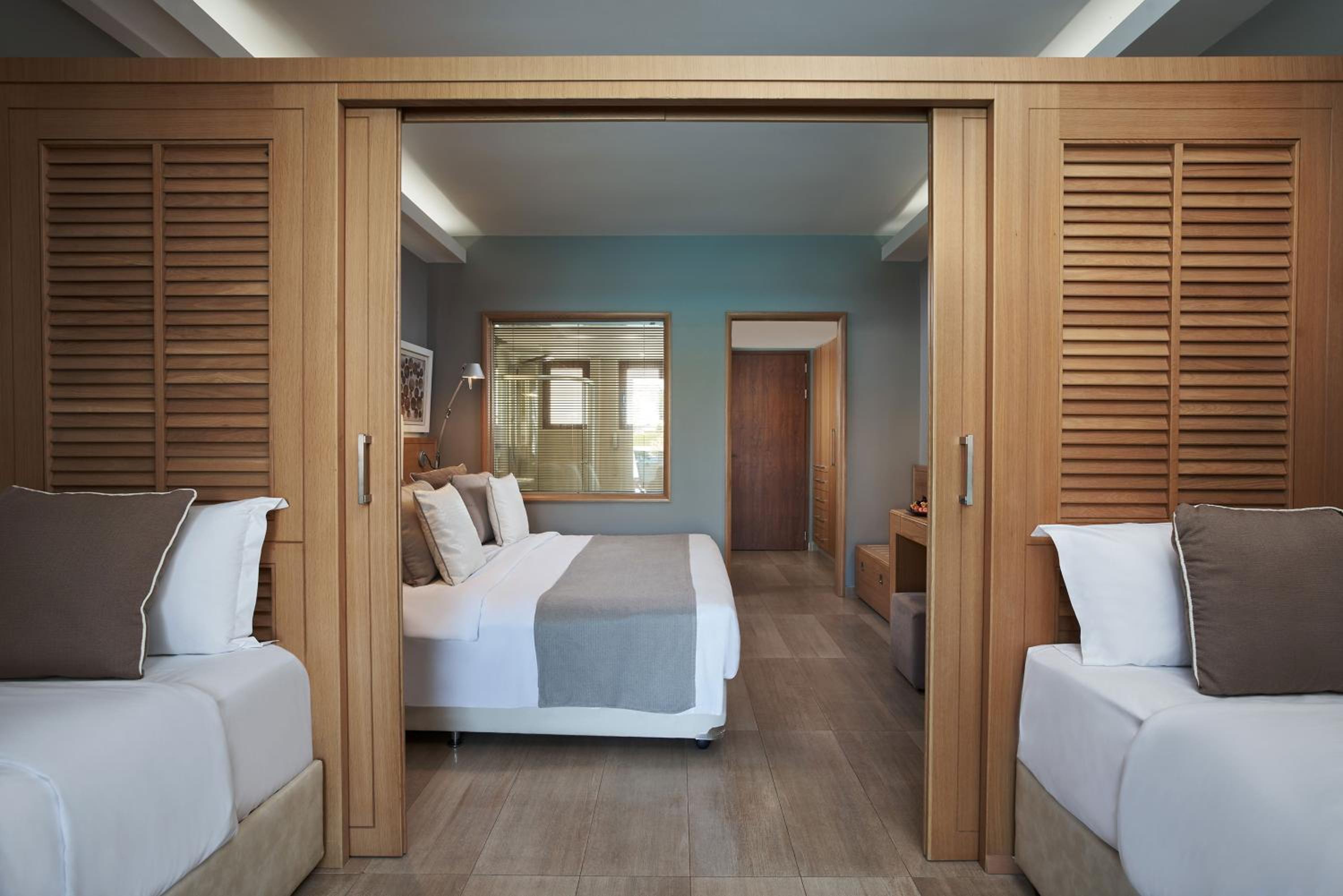 Family Room Sliding Door Swim Up Pool View (Deluxe Area)