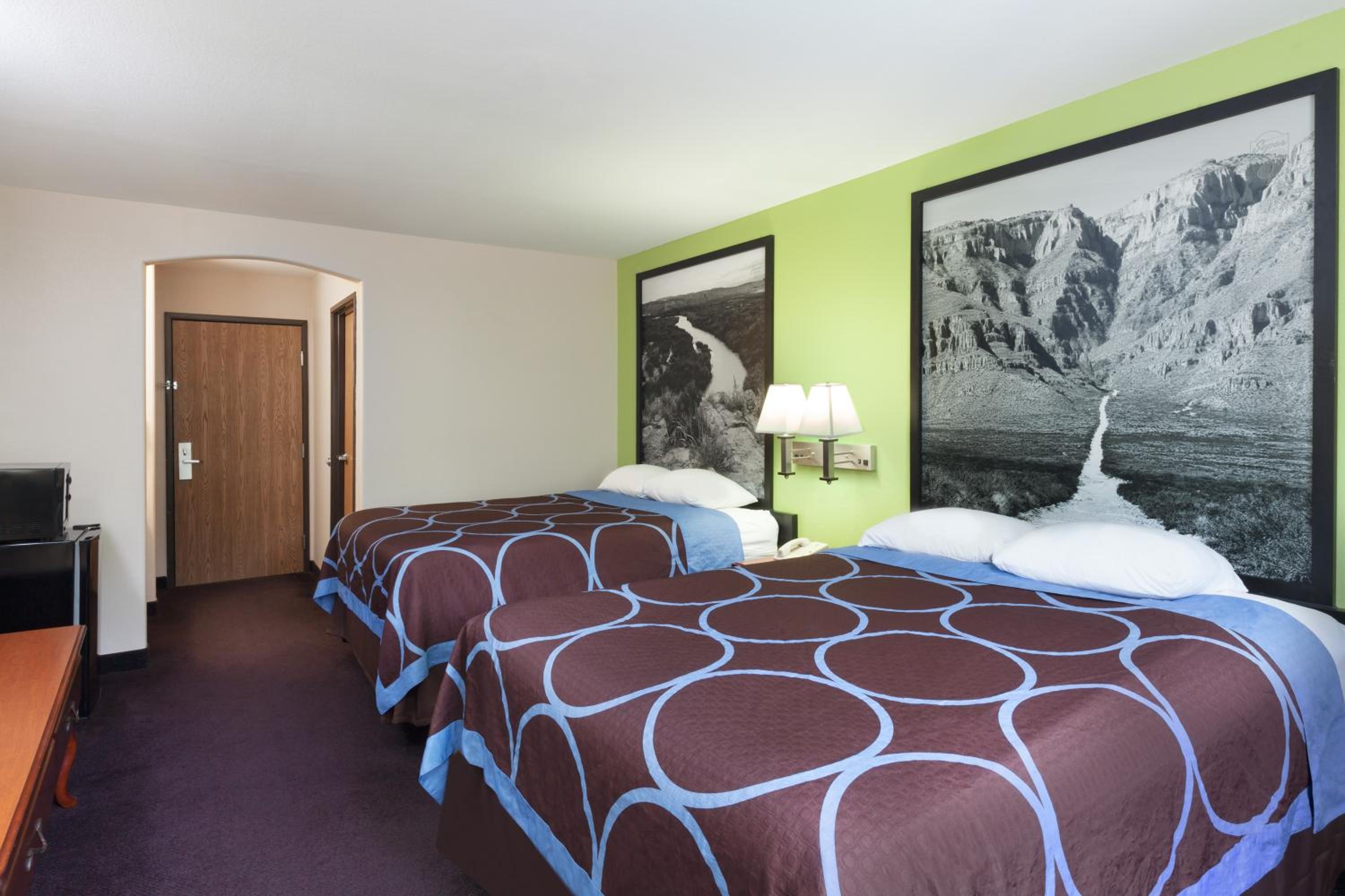 Queen Room With Two Queen Beds - Non-Smoking photo 2