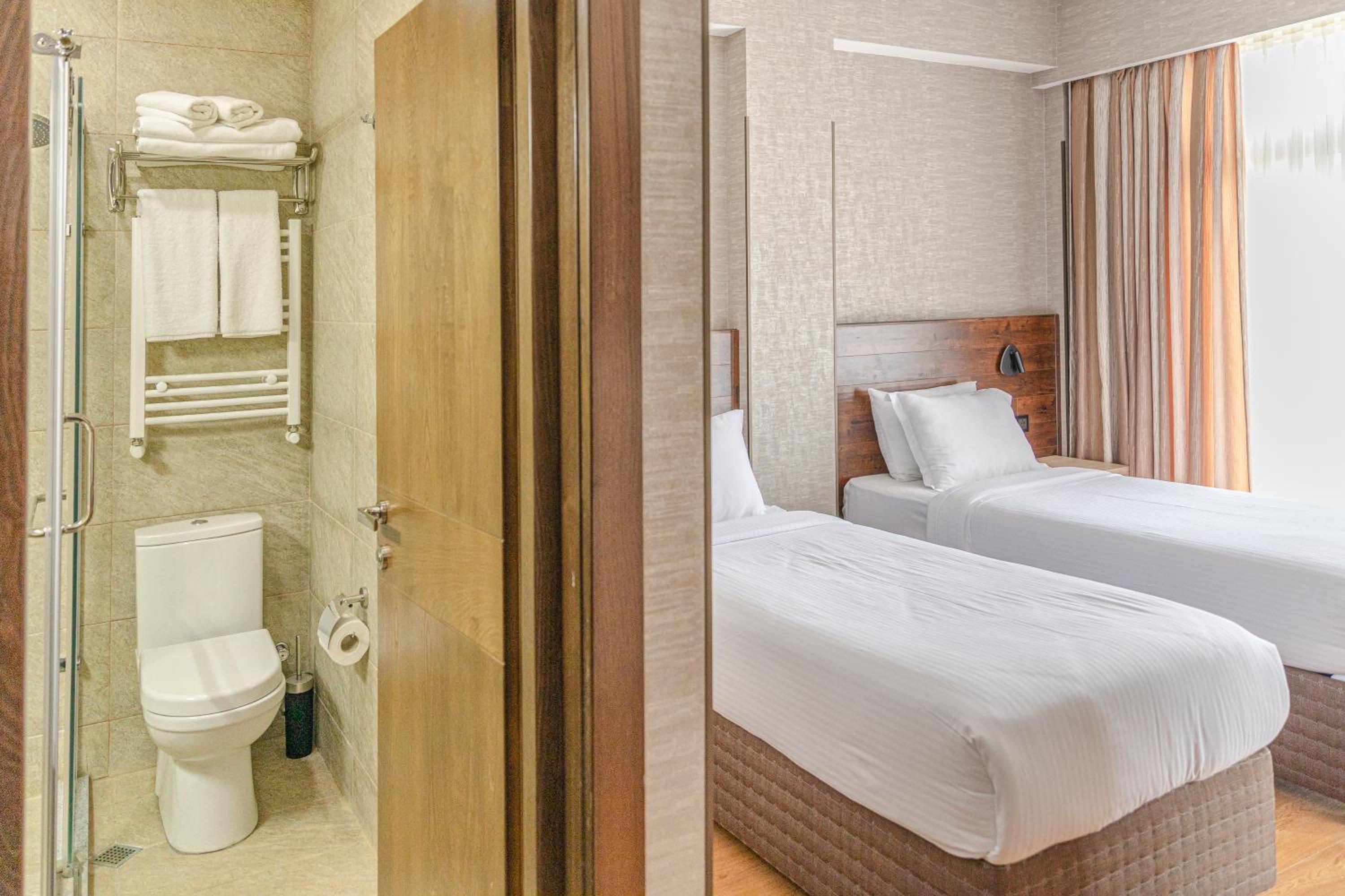 Standard Double or Twin Room - Photo 8