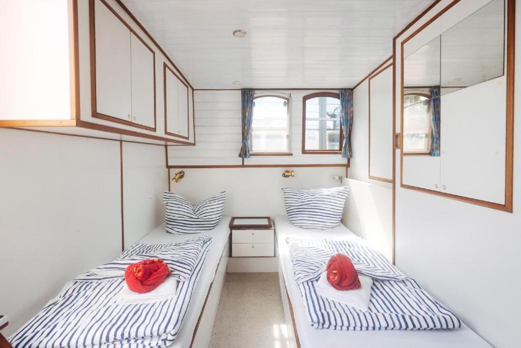 Cabin charter sleep in the Harbor photo 3