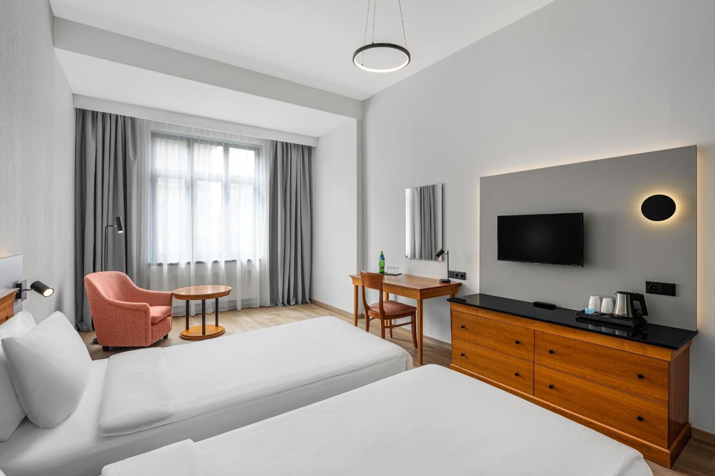 Superior Plus Twin Room thumbnail 5