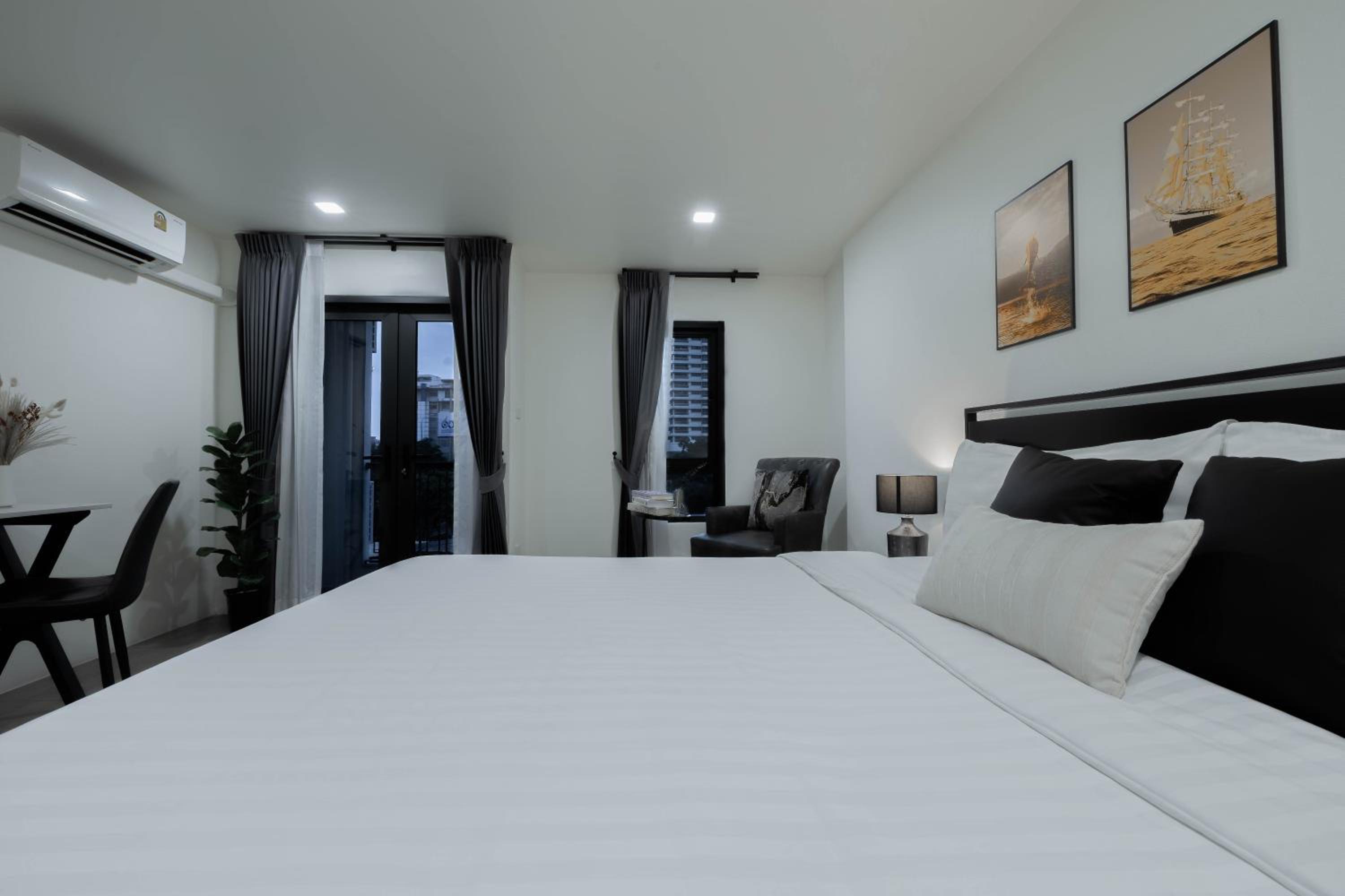 Deluxe Double Room with Balcony photo 3