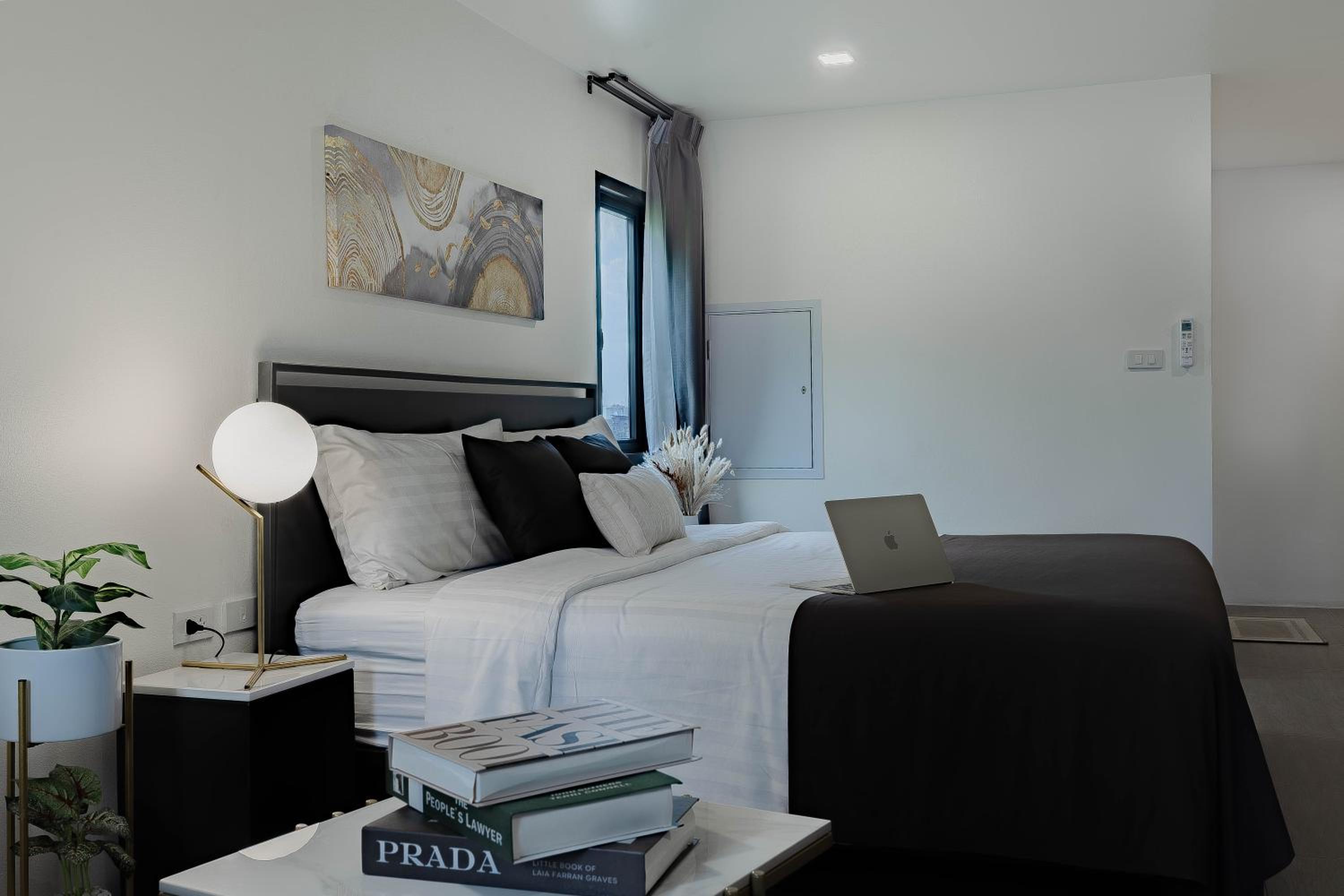 Deluxe King Studio with Balcony photo 3