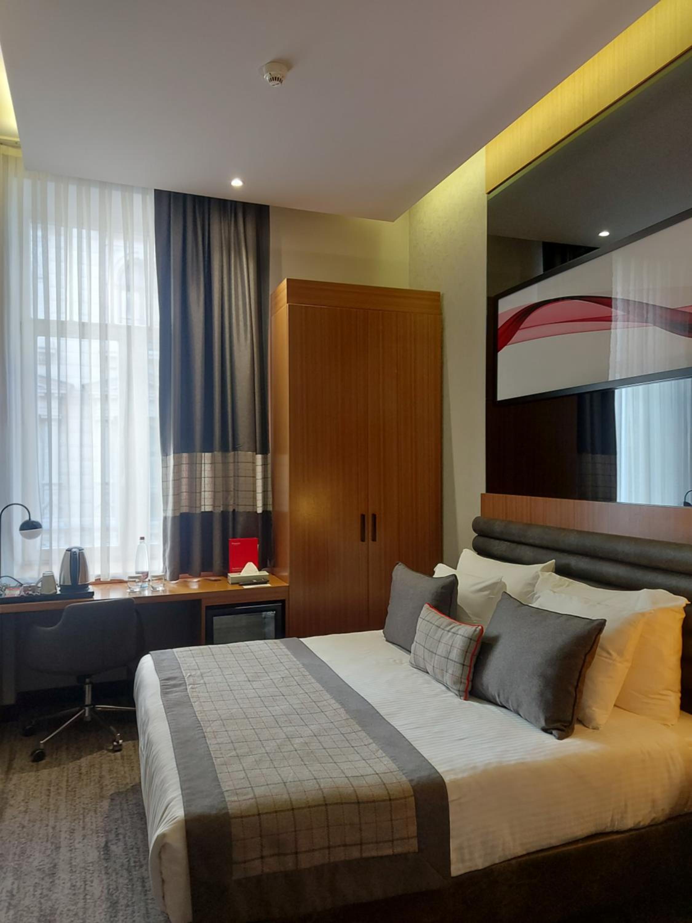 Economy Queen Room - Non-Smoking